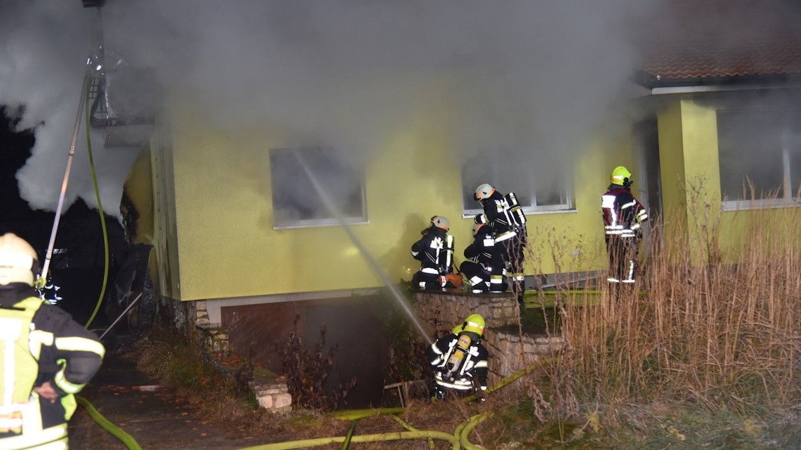 In den frühen Morgenstunden kam es in Landegg zu einem verheerenden Wohnhausbrand, der für einen Bewohner tödlich endete.