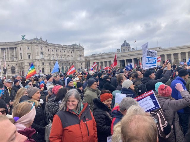 Menschenmassen bei der Pro-FPÖ-Demo am Wiener Heldenplatz am 30. November 2024.