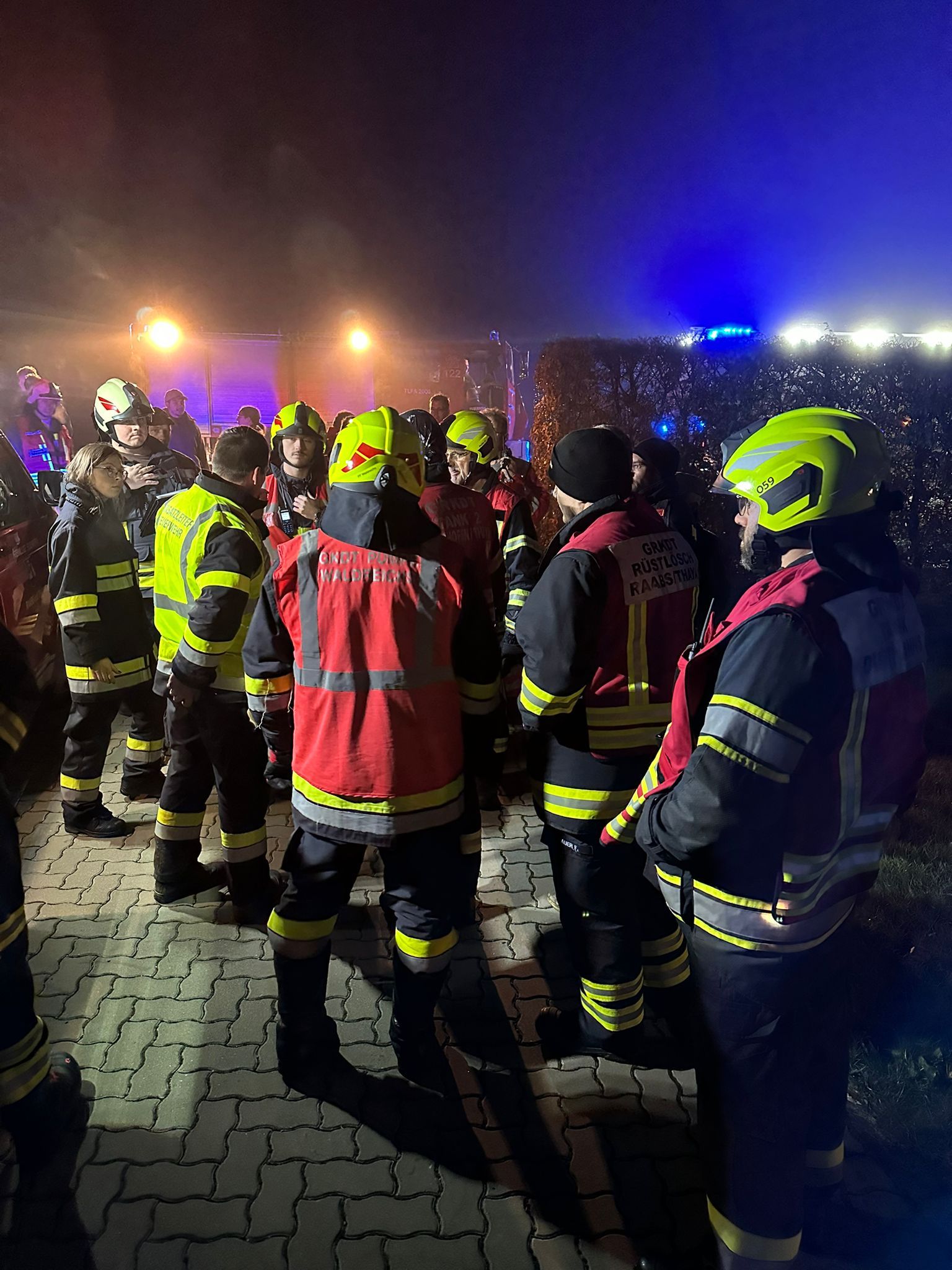 Hundertschaften der Feuerwehr suchen nach dem abgestürzten Kleinflugzeug im Waldviertel (1. Dezember 2024)