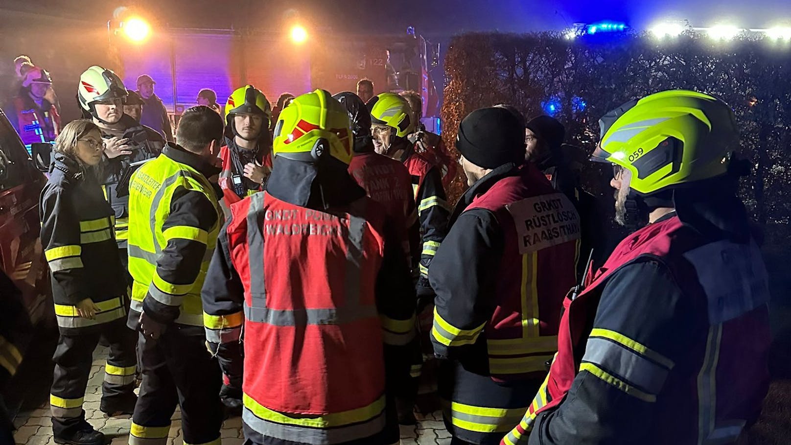 Hundertschaften der Feuerwehr suchen nach dem abgestürzten Kleinflugzeug im Waldviertel (1. Dezember 2024)