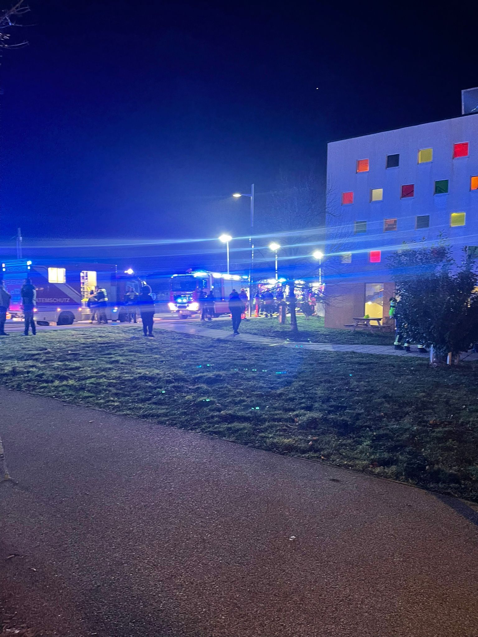 Am Abend des 1. Dezember 2024 kam es zu einem Pkw-Brand in der Tiefgarage eines Caritas-Wohnheims im 22. Bezirk. Die Feuerwehr stand im Großeinsatz.