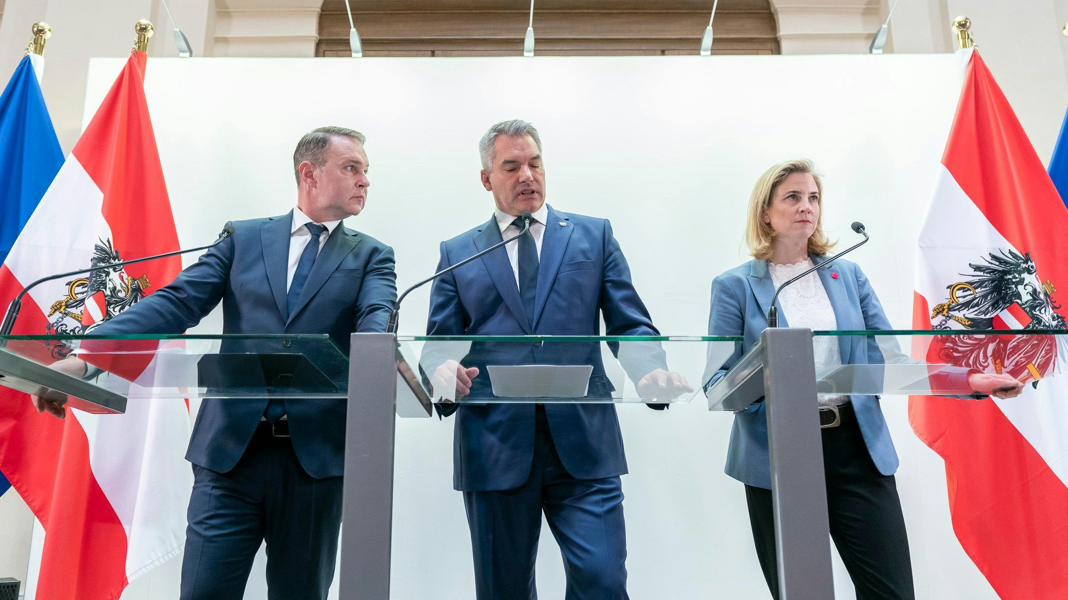 Beziehungsstatus "kompliziert": Andreas Babler (SPÖ), Karl Nehammer (ÖVP), Beate Meinl-Reisinger (Neos).