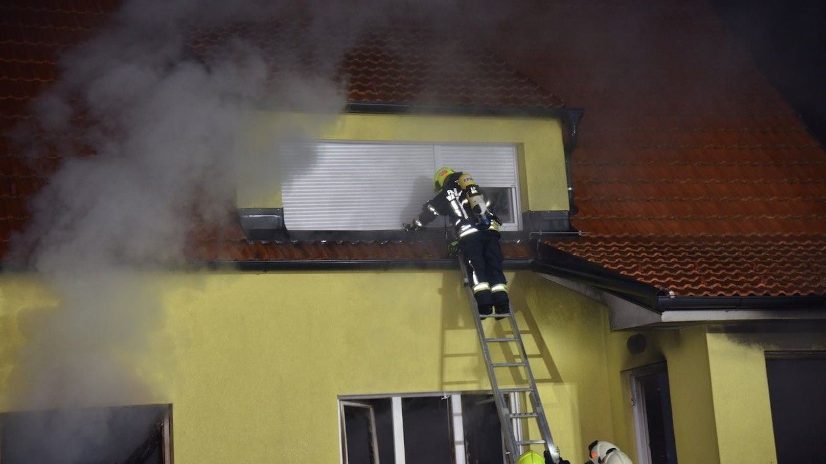 In den frühen Morgenstunden kam es in Landegg zu einem verheerenden Wohnhausbrand, der für einen Bewohner tödlich endete.