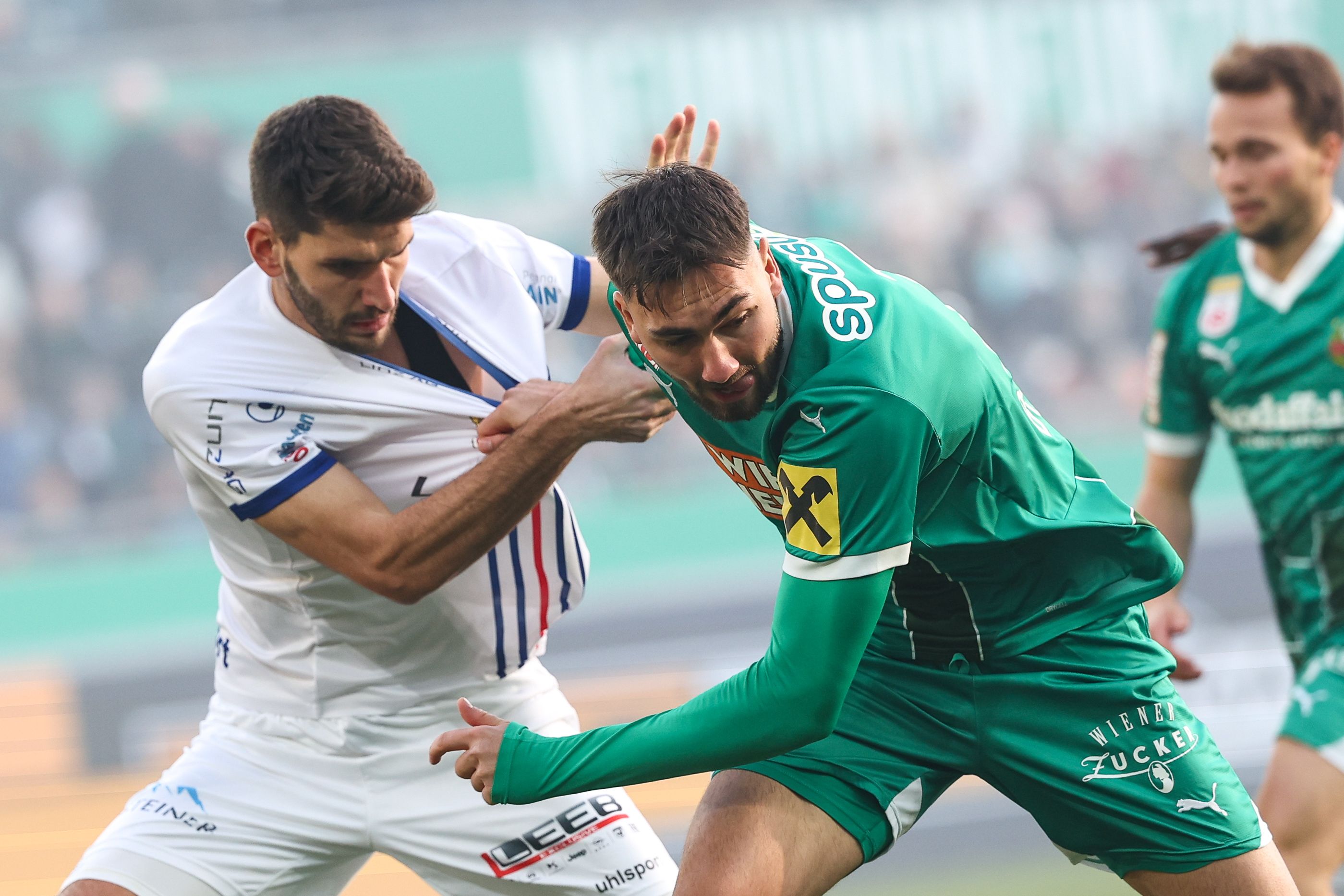 Dijon Beljo im Zweikampf mit Alem Pasic.