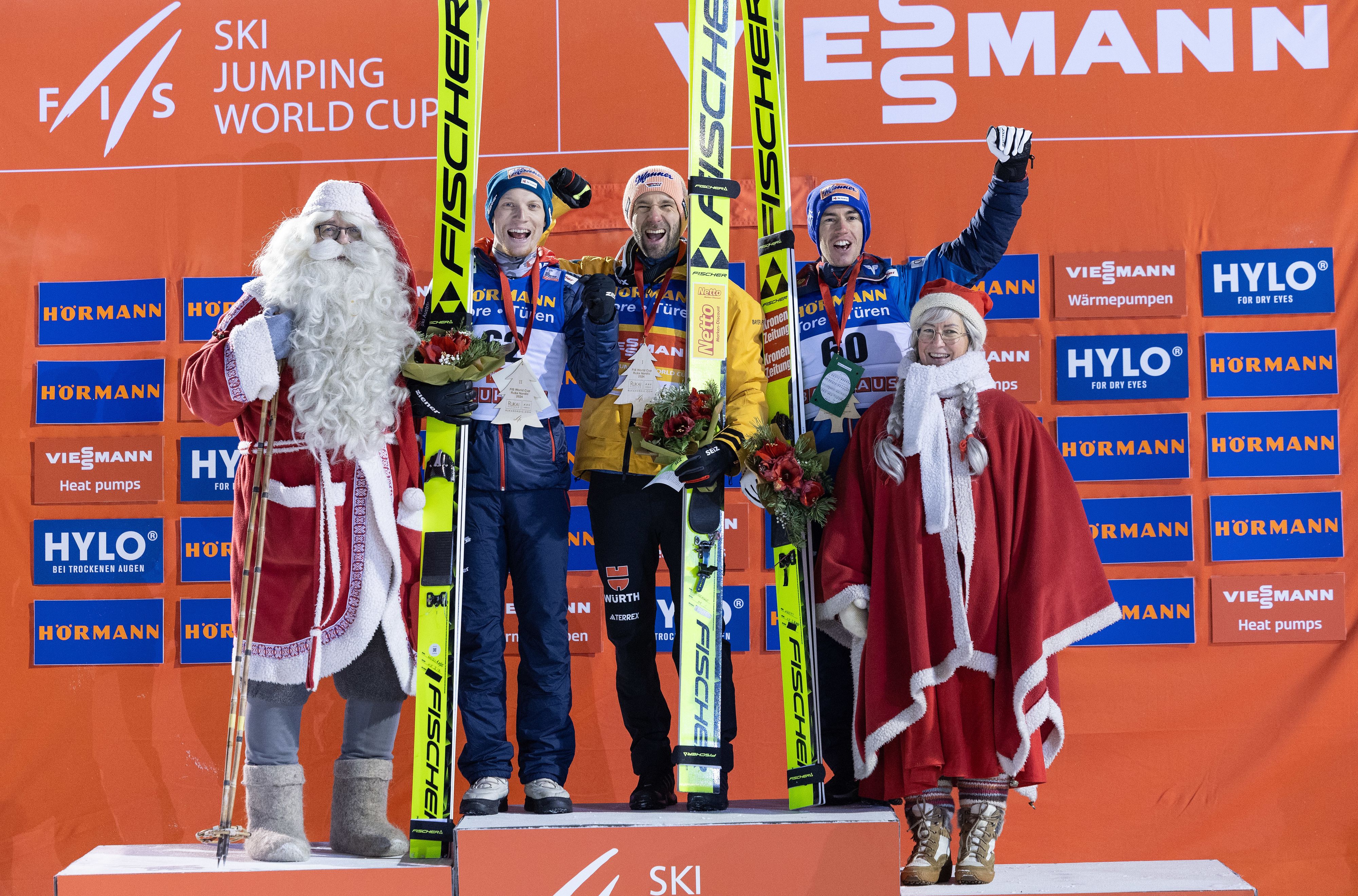 Pius Paschke zwischen Jan Hörl und Stefan Kraft.