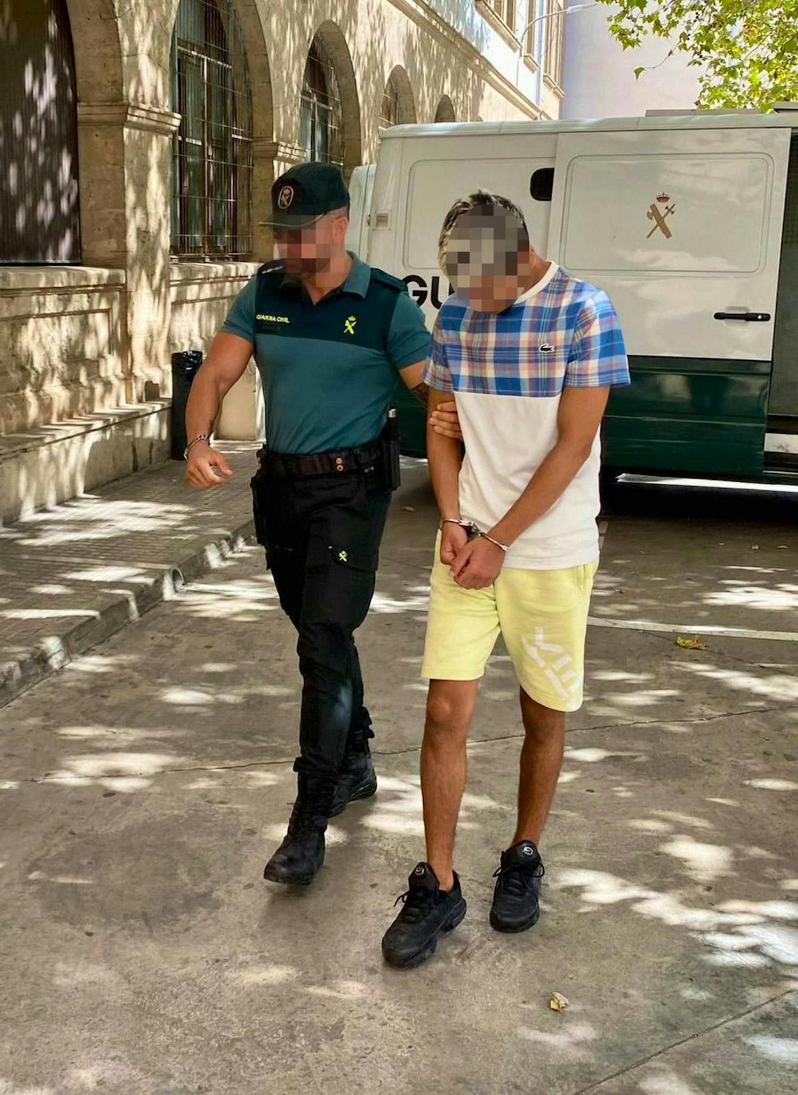 Sechs Männer sollen in Mallorca Mitte August eine 18-Jährige vergewaltigt haben.