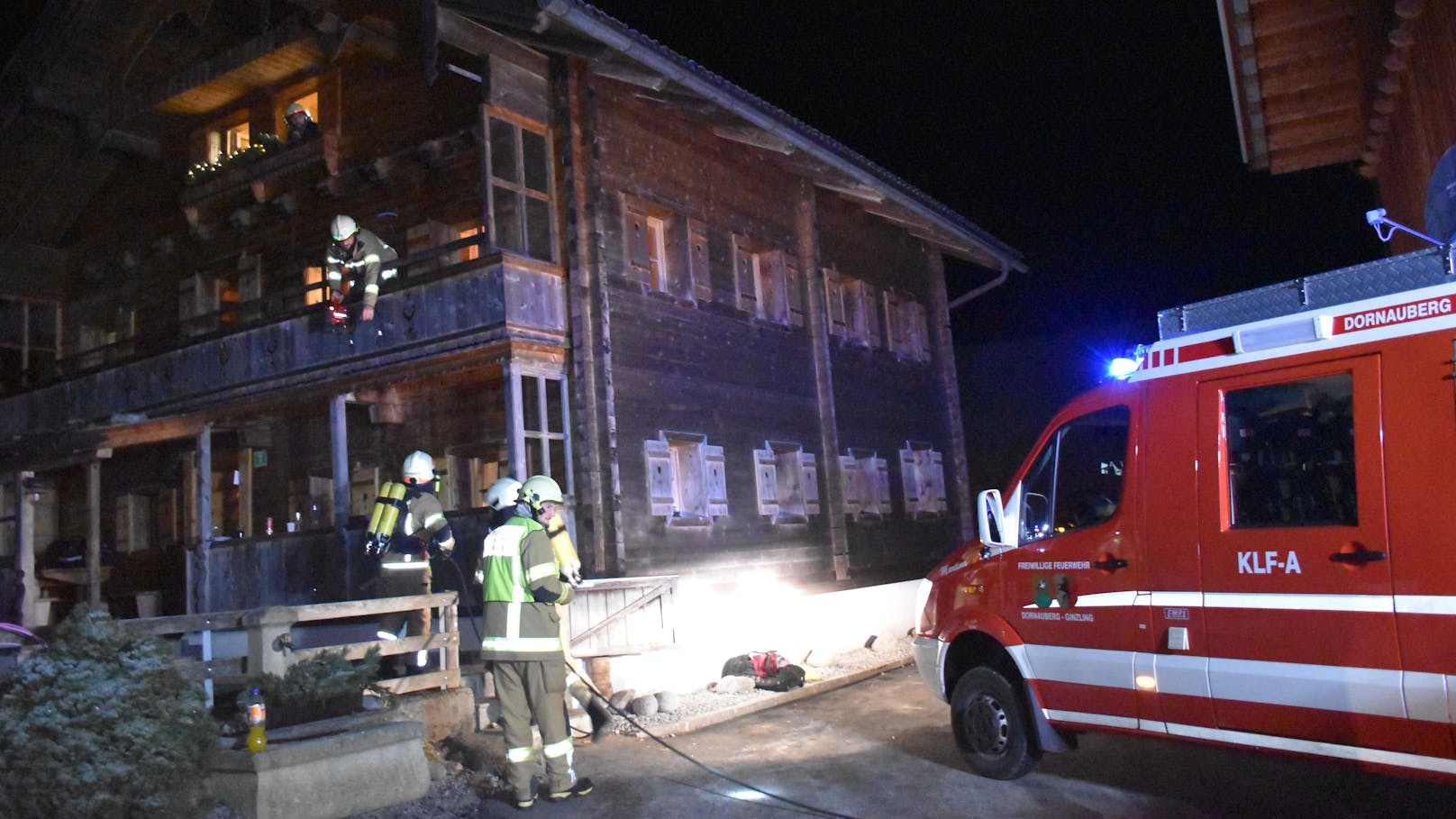 Nachdem erste Löschversuche mittels Feuerlöscher fehlschlugen, setzten die Touristen einen Notruf ab und konnte sich in Sicherheit bringen.