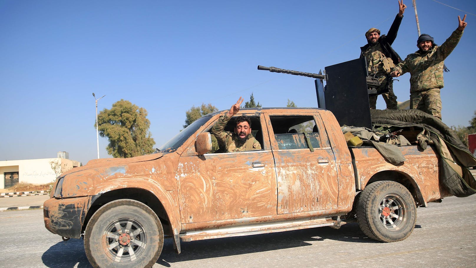 Dschihadisten posieren in der syrischen Provinz Idlib, wo die Rebellen derzeit auf dem Vormarsch sind.