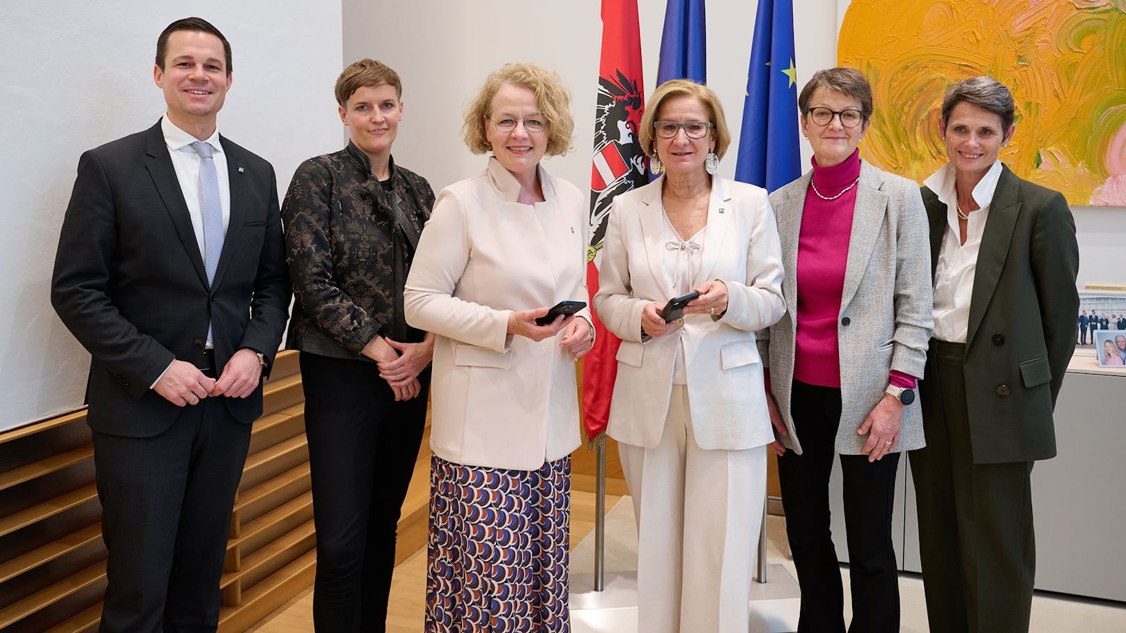 Bildungsdirektor Karl Fritthum, „Smartphone-Coach“ Andrea Buhl-Aigner, Bildungs-Landesrätin Christiane Teschl-Hofmeister, Landeshauptfrau Johanna Mikl-Leitner, Schulleiterin Hemma Poledna (BG/BRG Klosterneuburg) und Schulleiterin Sabine Puchinger (BG/BRG Bruck/Leitha) sprachen über Handynutzung an Schulen (v.l.).