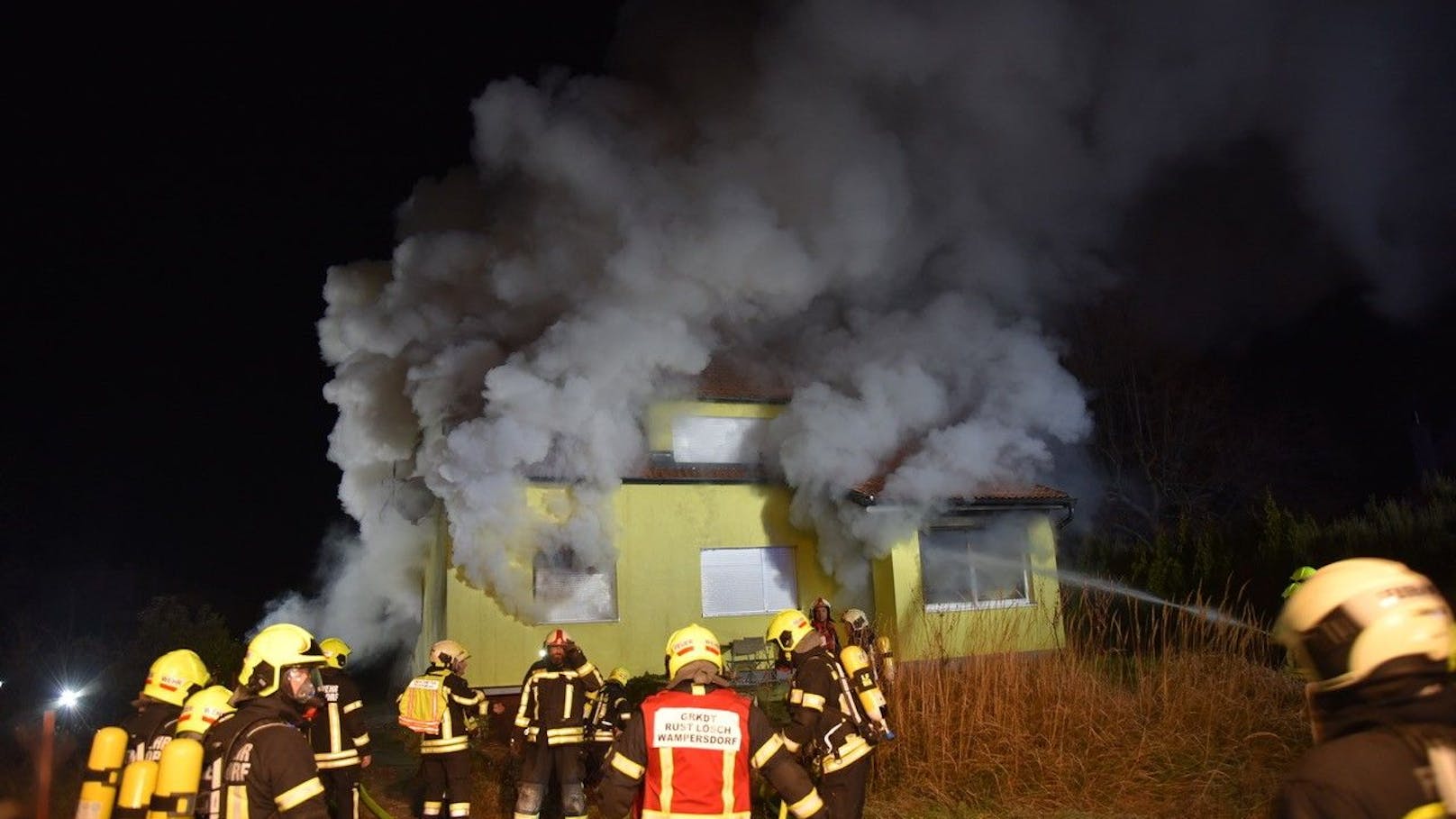 In den frühen Morgenstunden kam es in Landegg zu einem verheerenden Wohnhausbrand, der für einen Bewohner tödlich endete.