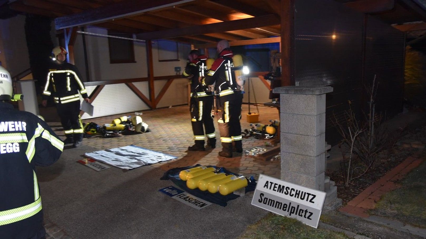 In den frühen Morgenstunden kam es in Landegg zu einem verheerenden Wohnhausbrand, der für einen Bewohner tödlich endete.