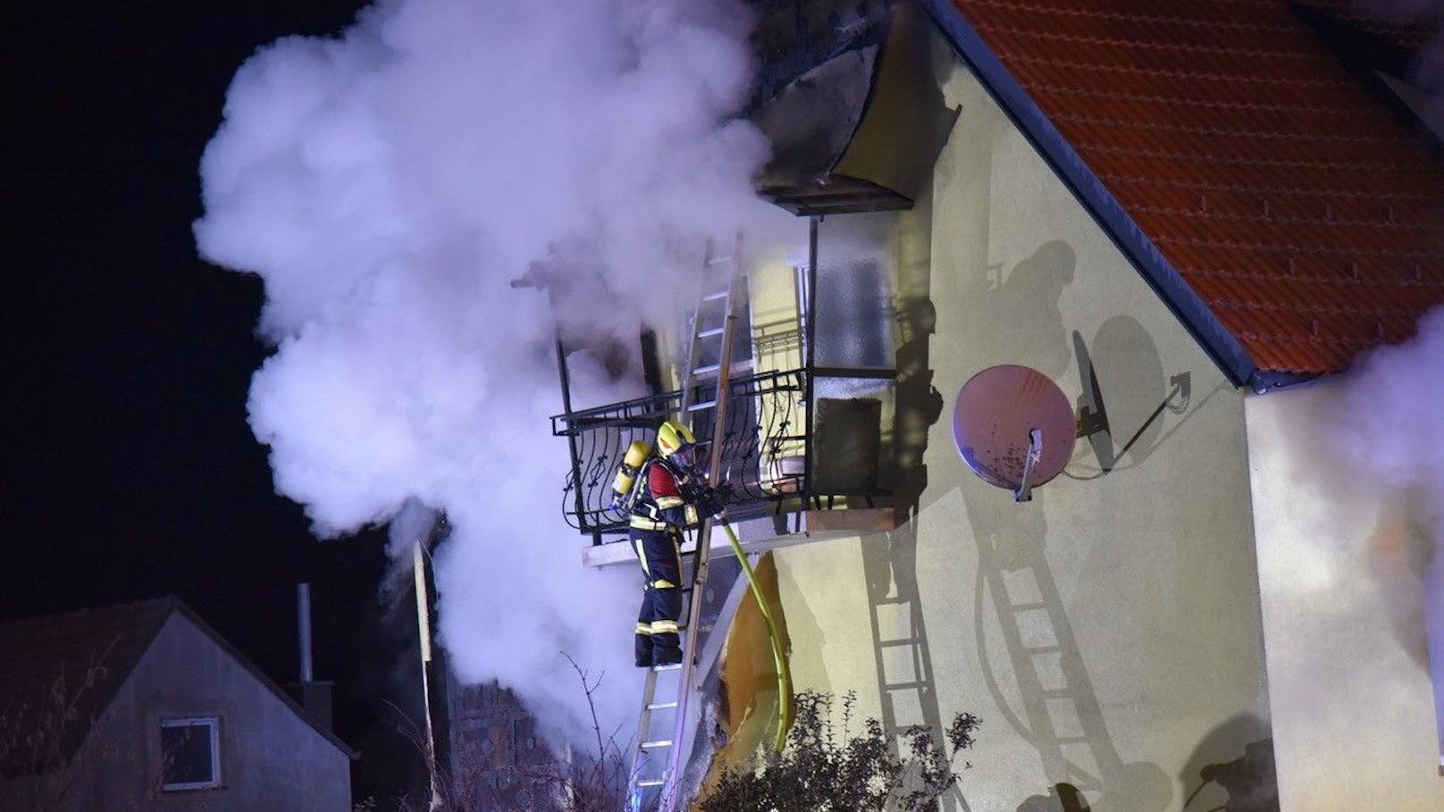 In den frühen Morgenstunden kam es in Landegg zu einem verheerenden Wohnhausbrand, der für einen Bewohner tödlich endete.