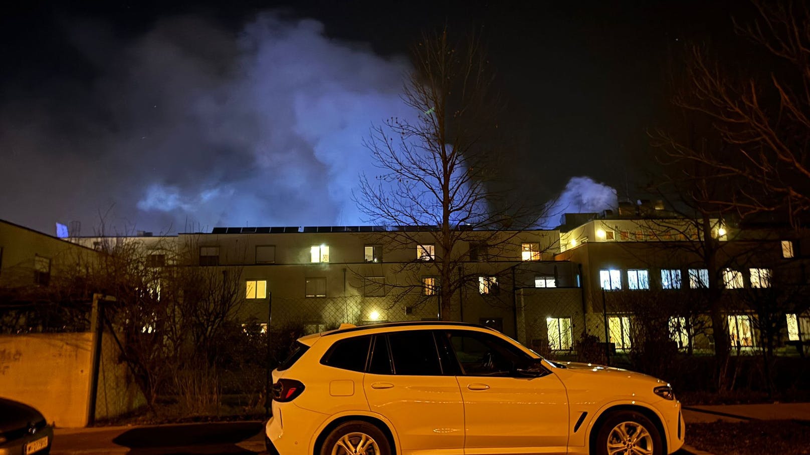 Die Rauchsäule war durch das Blaulicht weithin sichtbar.