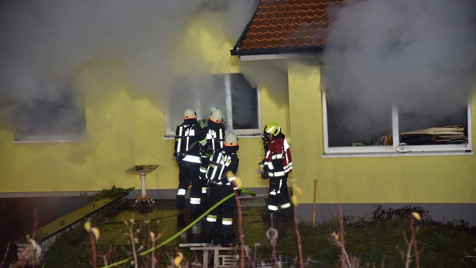 In den frühen Morgenstunden kam es in Landegg zu einem verheerenden Wohnhausbrand, der für einen Bewohner tödlich endete.