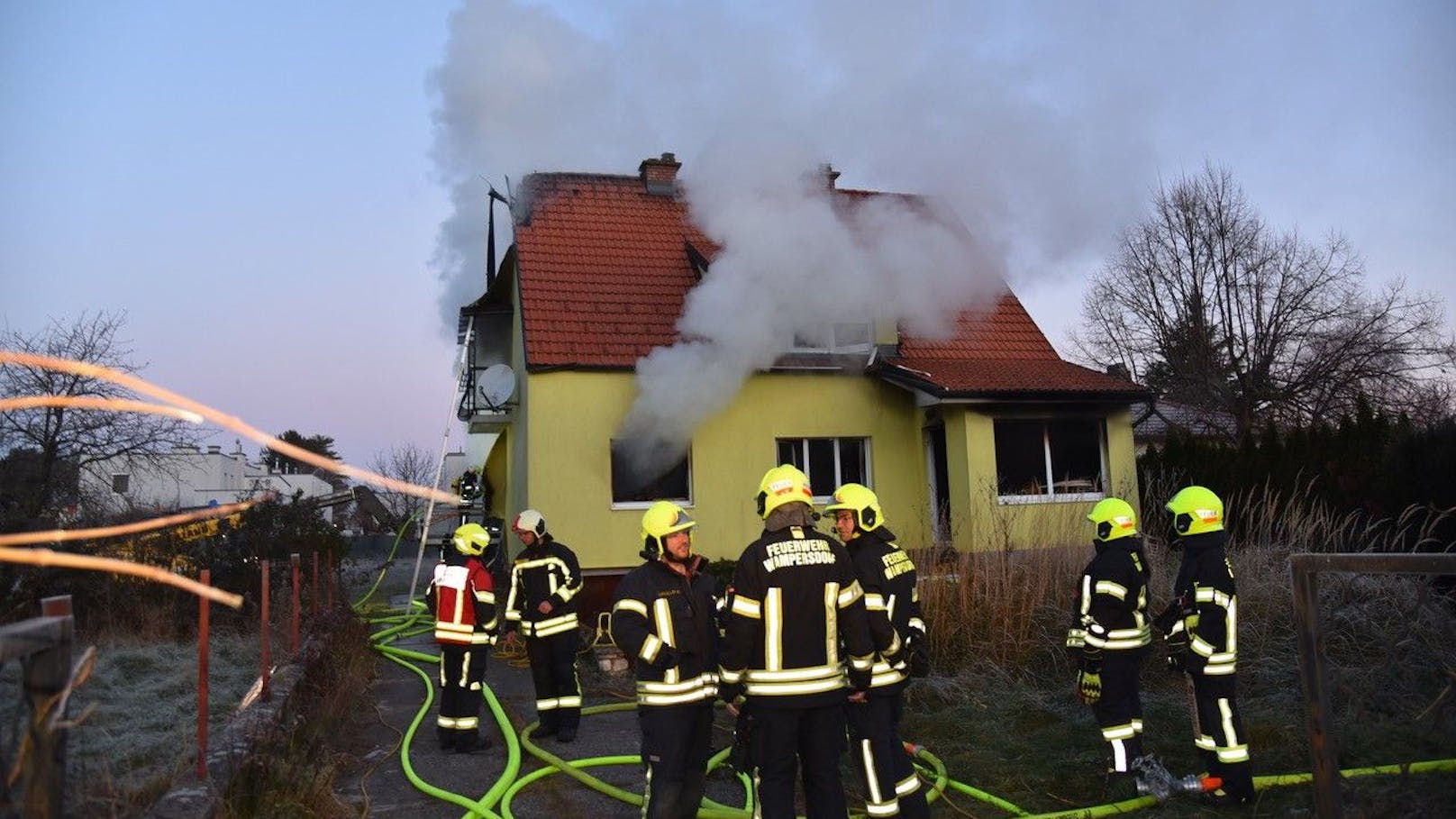 In den frühen Morgenstunden kam es in Landegg zu einem verheerenden Wohnhausbrand, der für einen Bewohner tödlich endete.