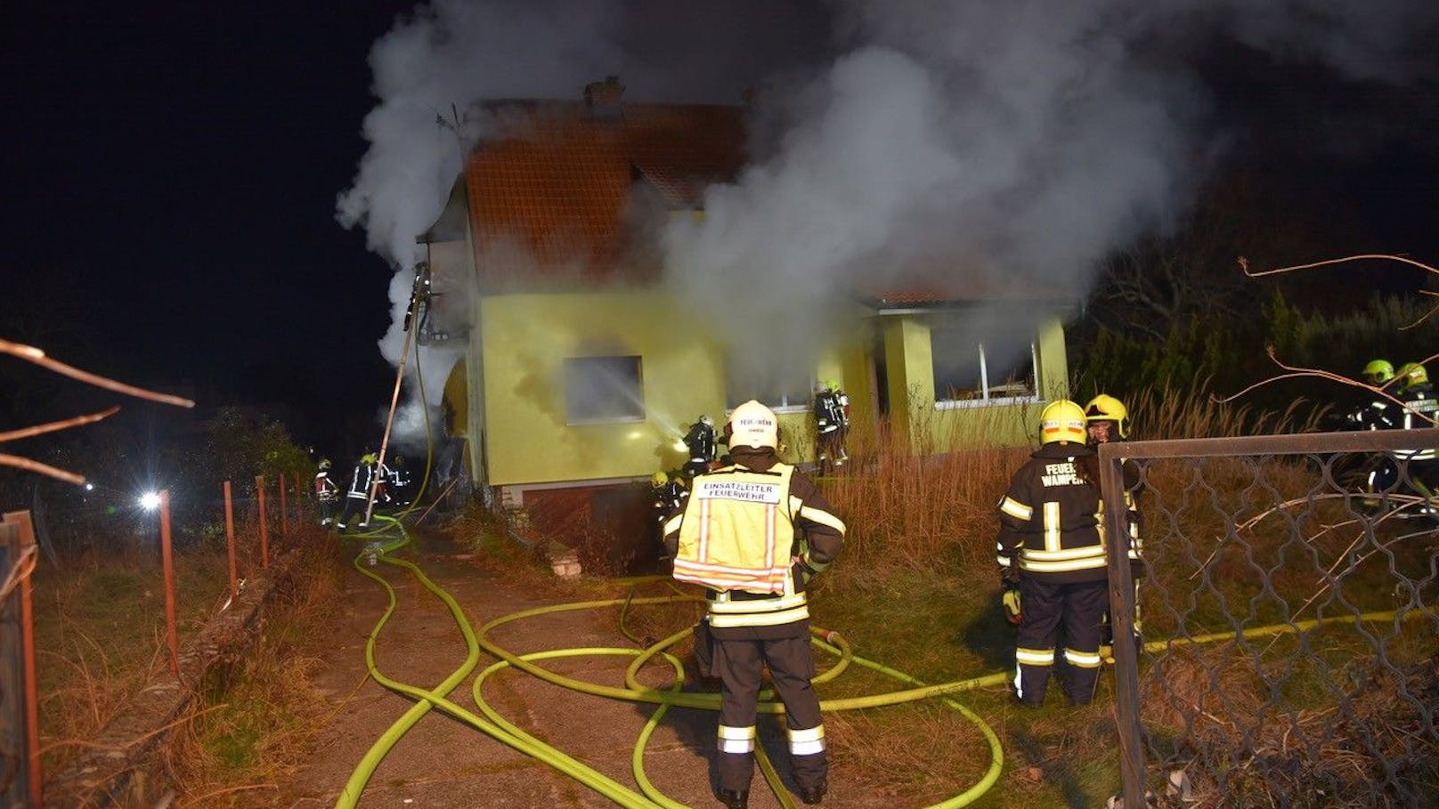 In den frühen Morgenstunden kam es in Landegg zu einem verheerenden Wohnhausbrand, der für einen Bewohner tödlich endete.