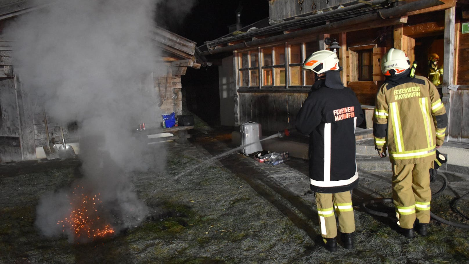 Offenbar heizten diese den Kachelofen zu stark ein, wodurch es zum Brand kam und dieser regelrecht zerrissen wurde.