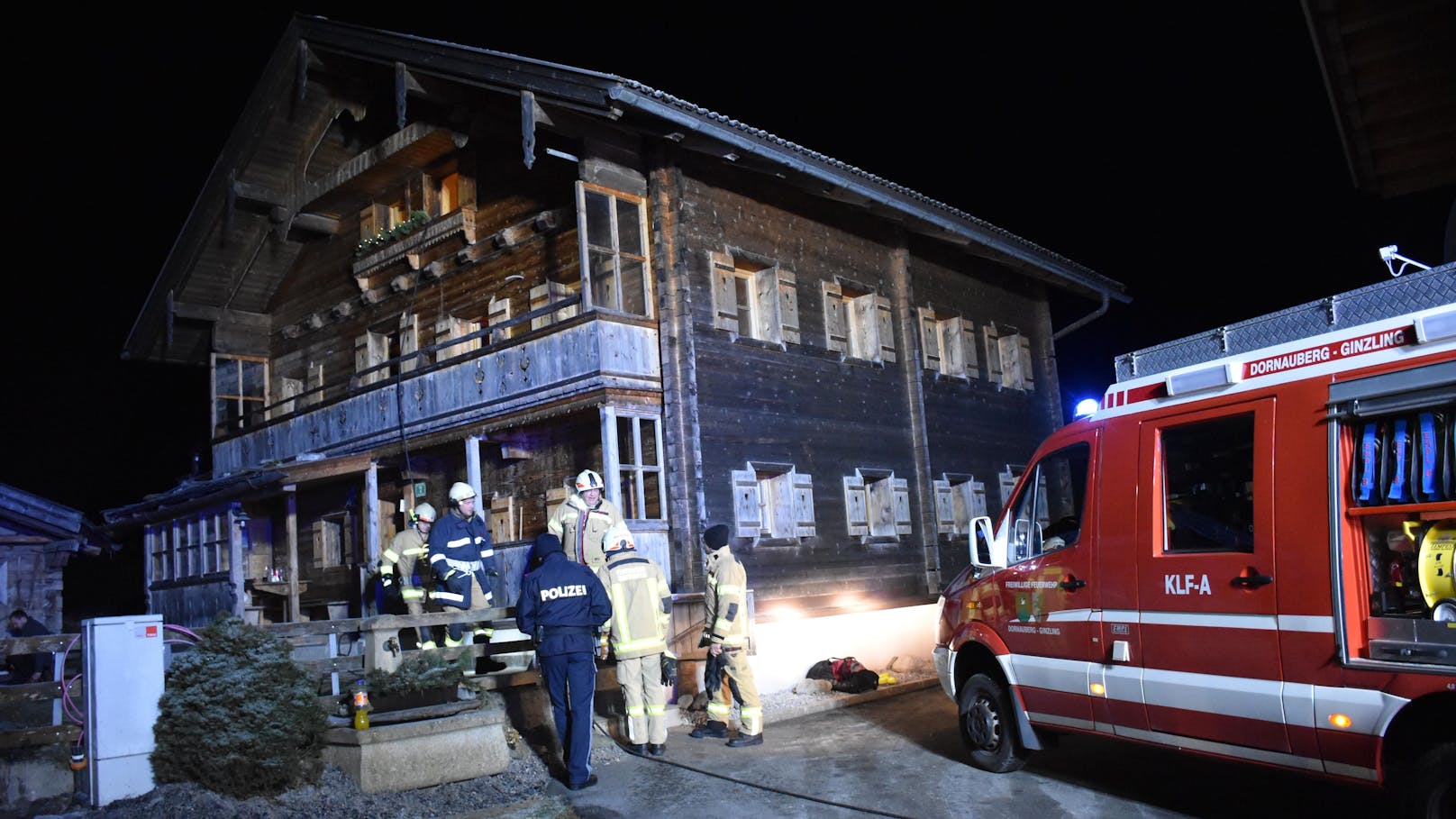 Am 1. Dezember gegen 1.16 Uhr bemerkte eine Gruppe aus Deutschland einen Brand in der vermieteten Ferienhütte in Ginzling.