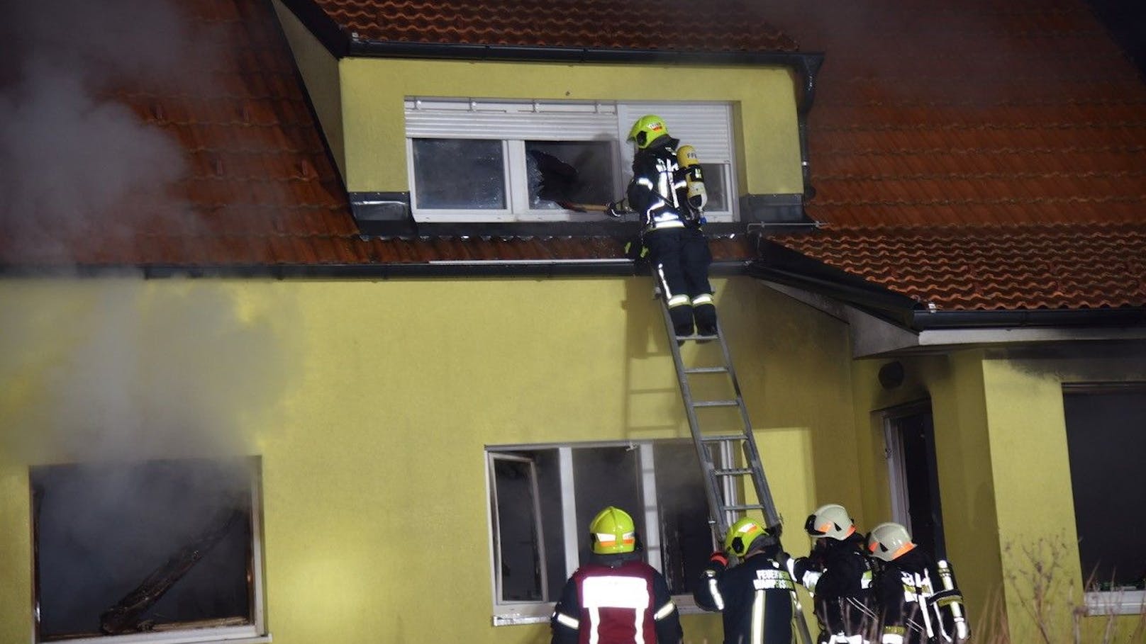 In den frühen Morgenstunden kam es in Landegg zu einem verheerenden Wohnhausbrand, der für einen Bewohner tödlich endete.