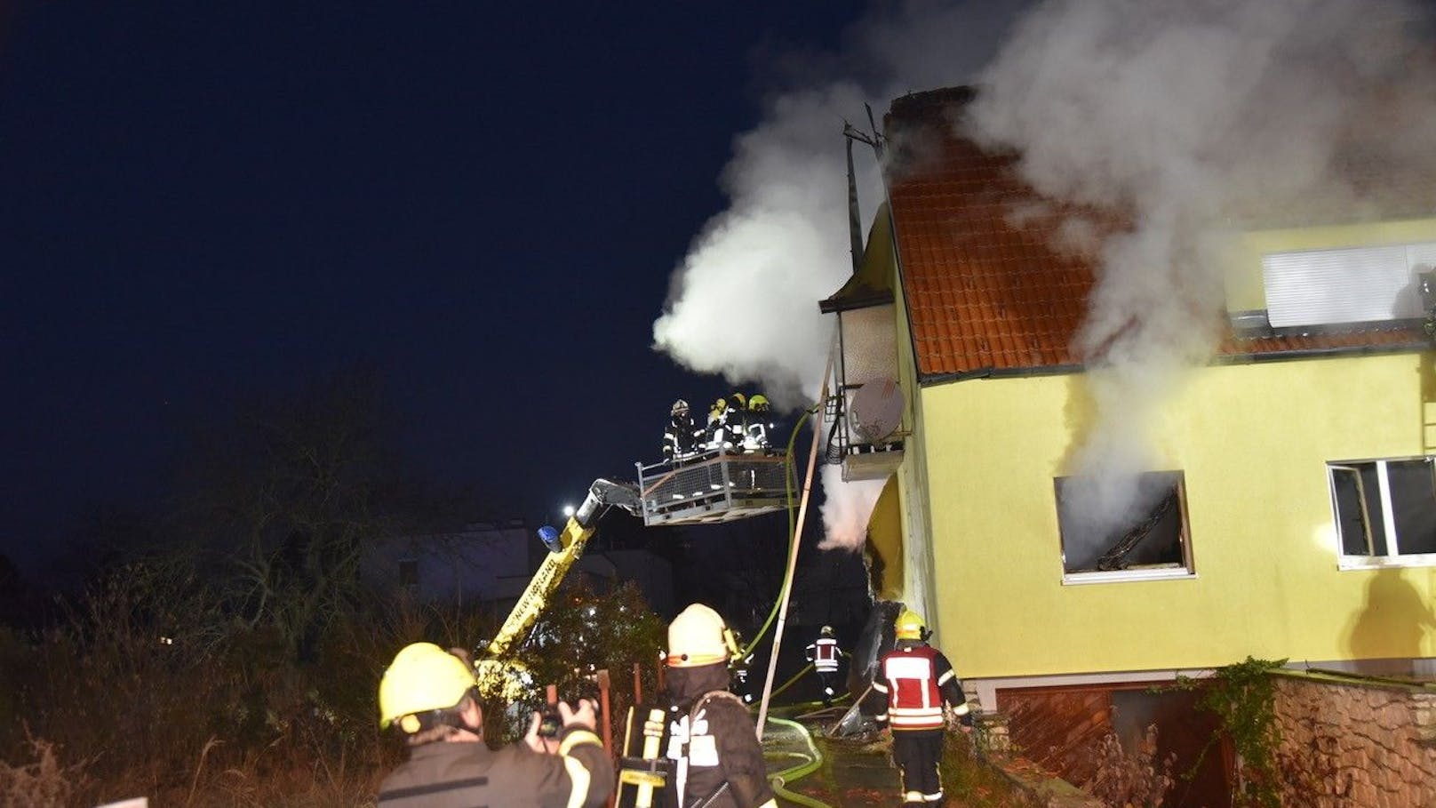 In den frühen Morgenstunden kam es in Landegg zu einem verheerenden Wohnhausbrand, der für einen Bewohner tödlich endete.