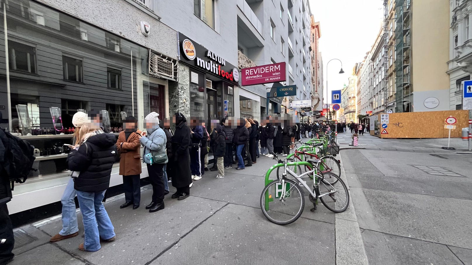 Hunderte stehen am Sonntagmorgen bibbernd Schlange vor einem Bubble-Tea-Shop in der Wiener City.