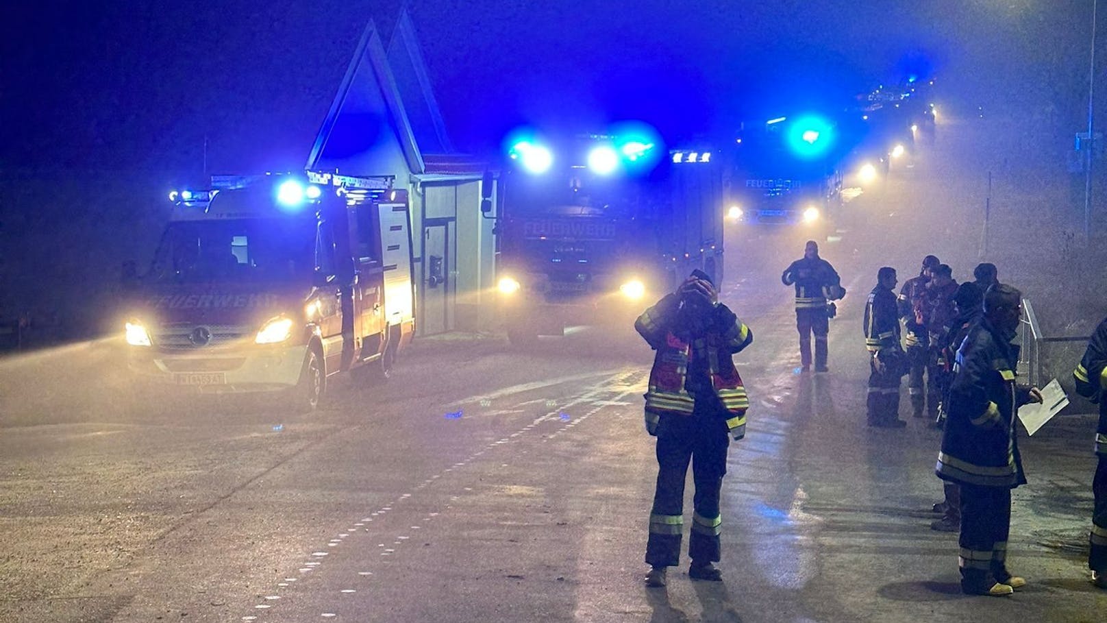 Hundertschaften der Feuerwehr suchen nach dem abgestürzten Kleinflugzeug im Waldviertel (1. Dezember 2024)