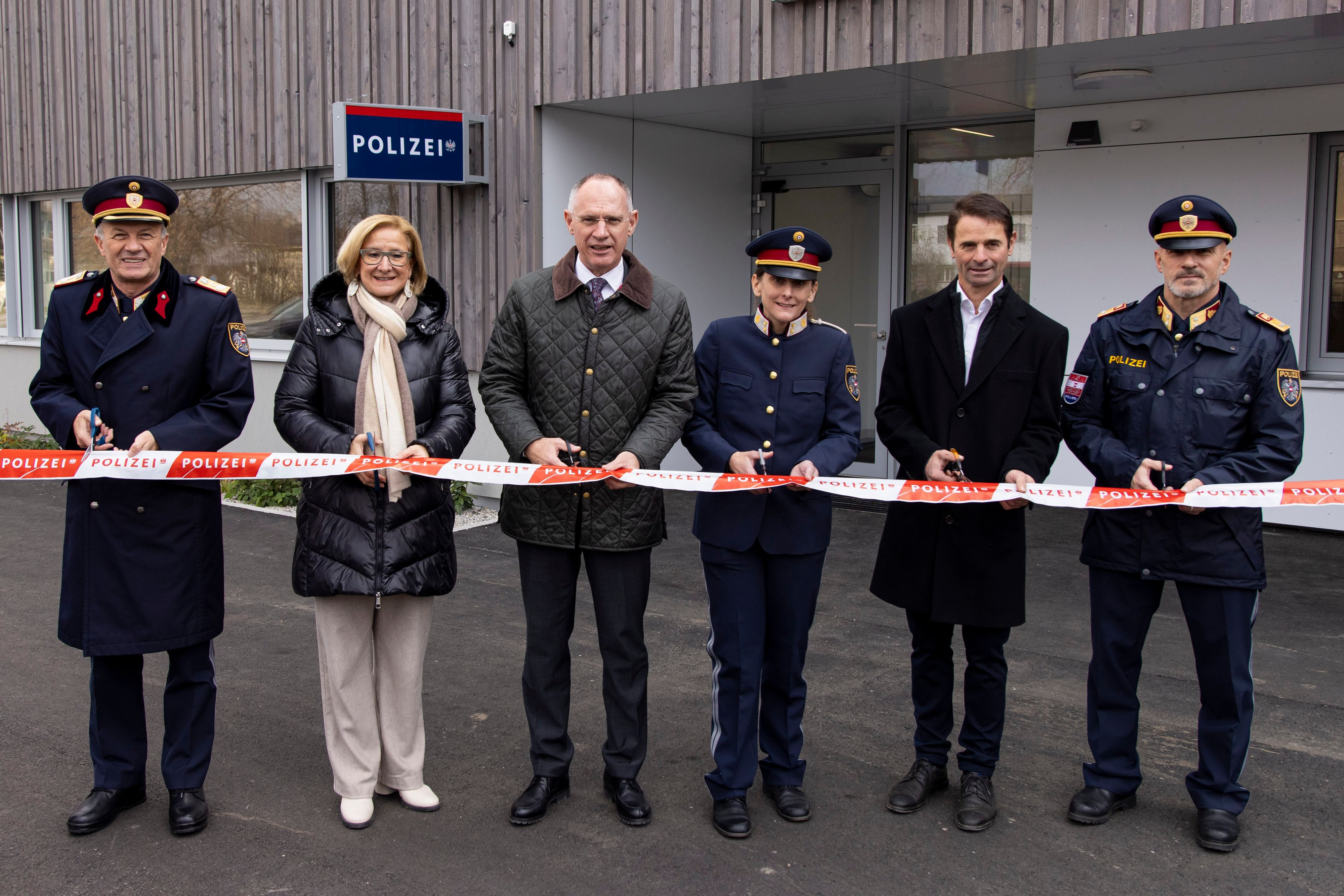 Innenminister Gerhard Karner (ÖVP, 3.v.l.) und Landeshauptfrau Johanna Mikl-Leitner (ÖVP, 2.v.l.) eröffneten das 
