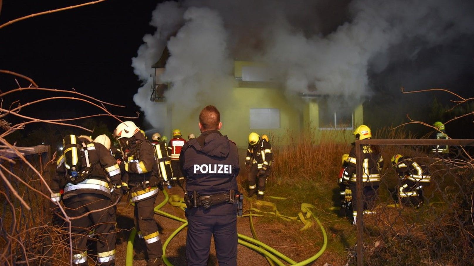 In den frühen Morgenstunden kam es in Landegg zu einem verheerenden Wohnhausbrand, der für einen Bewohner tödlich endete.