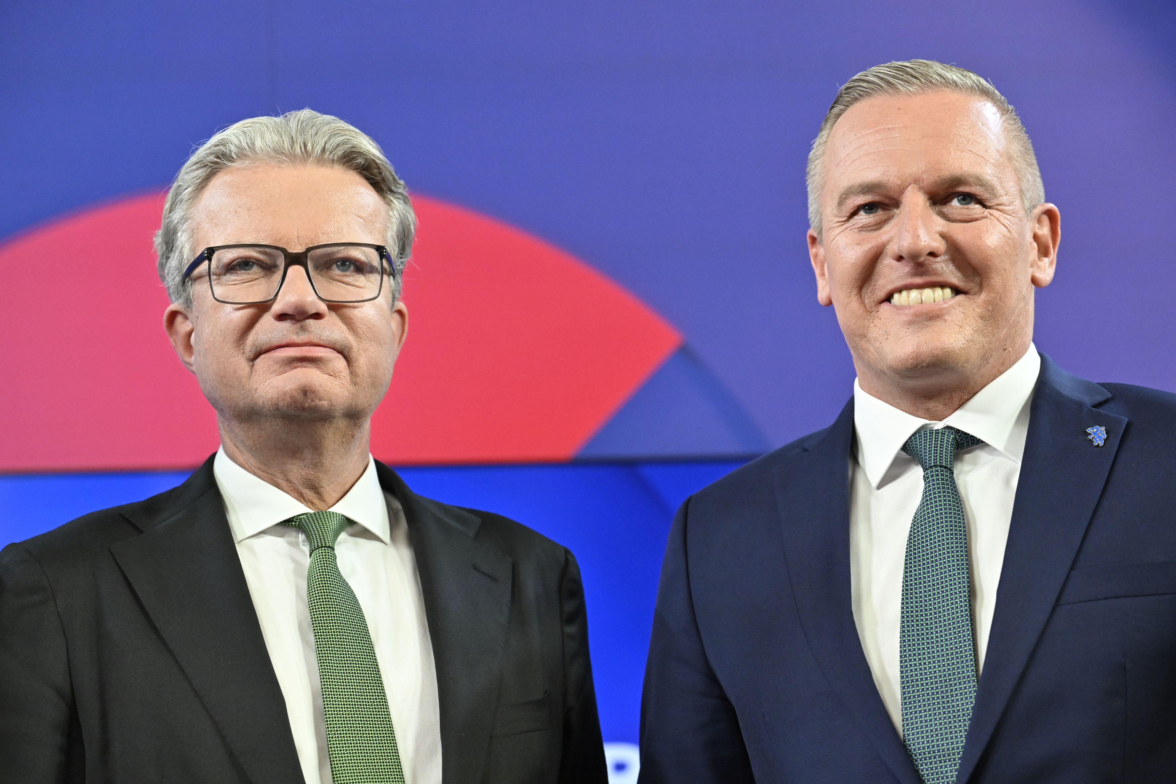 Wahlsieger Mario Kunasek (r., FPÖ) mit Noch-Landeshauptmann Christopher Drexler (ÖVP).