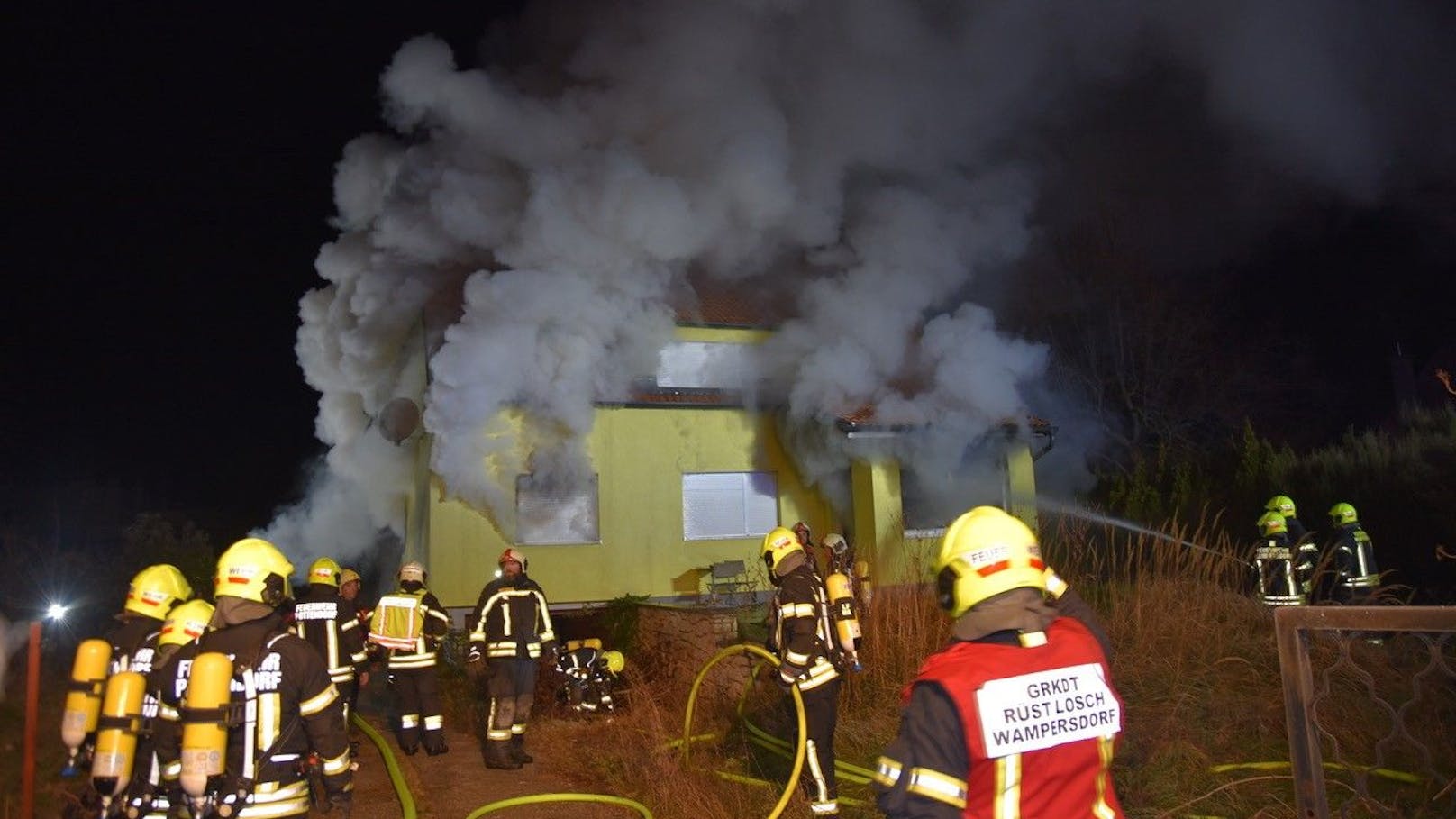 In den frühen Morgenstunden kam es in Landegg zu einem verheerenden Wohnhausbrand, der für einen Bewohner tödlich endete.