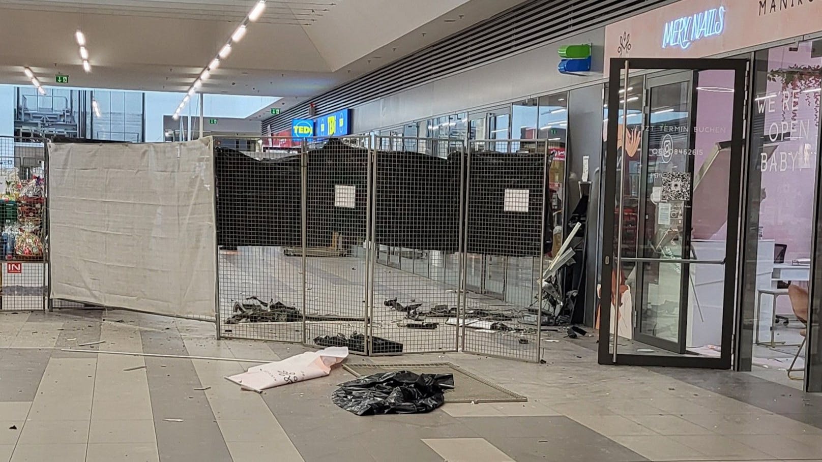 In Wien-Floridsdorf jagten Unbekannte in der Nacht auf Freitag einen Bankomaten im Trillerpark in die Luft. Von den Tätern fehlt jede Spur.