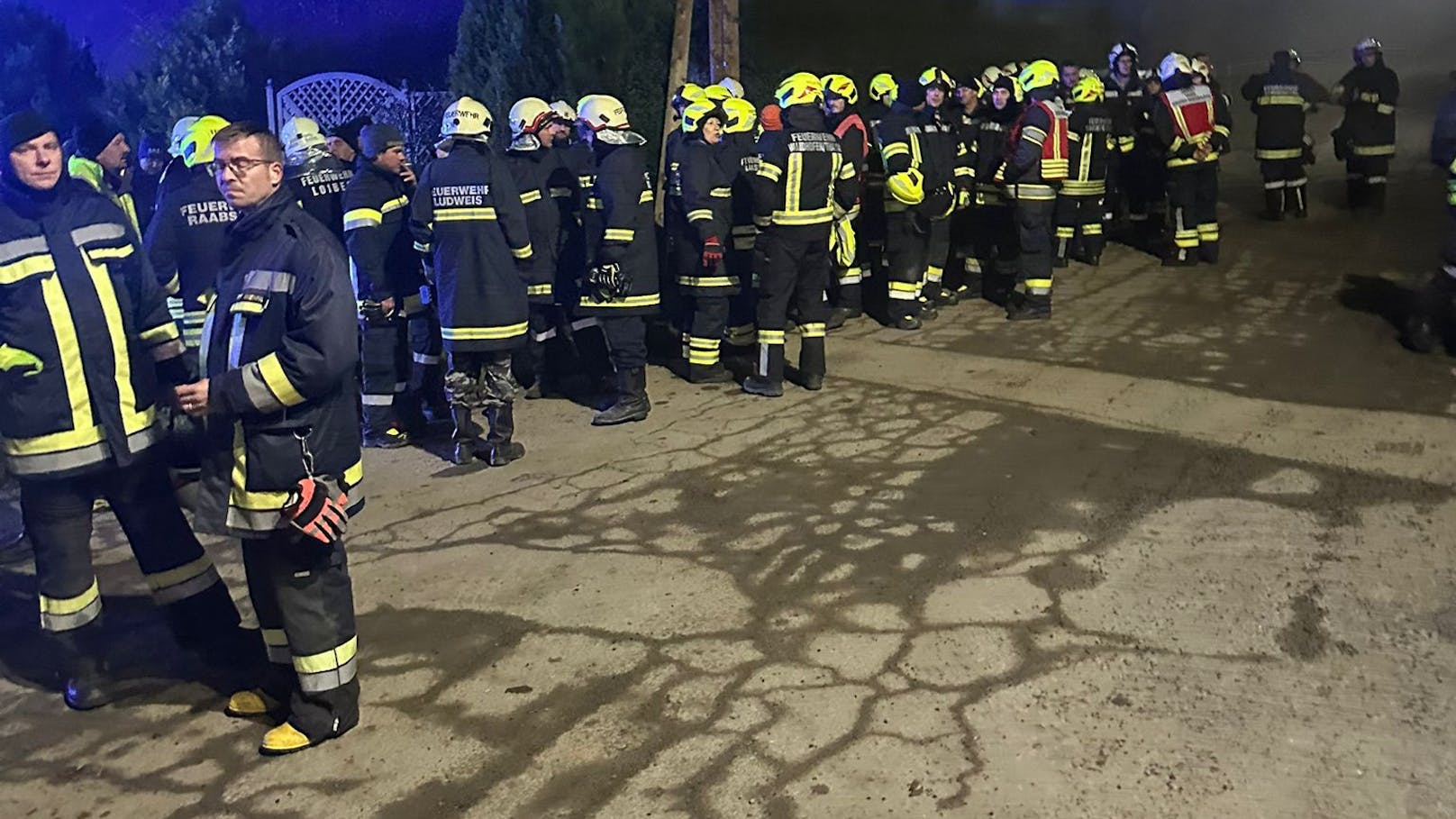 Hundertschaften der Feuerwehr suchen nach dem abgestürzten Kleinflugzeug im Waldviertel (1. Dezember 2024)