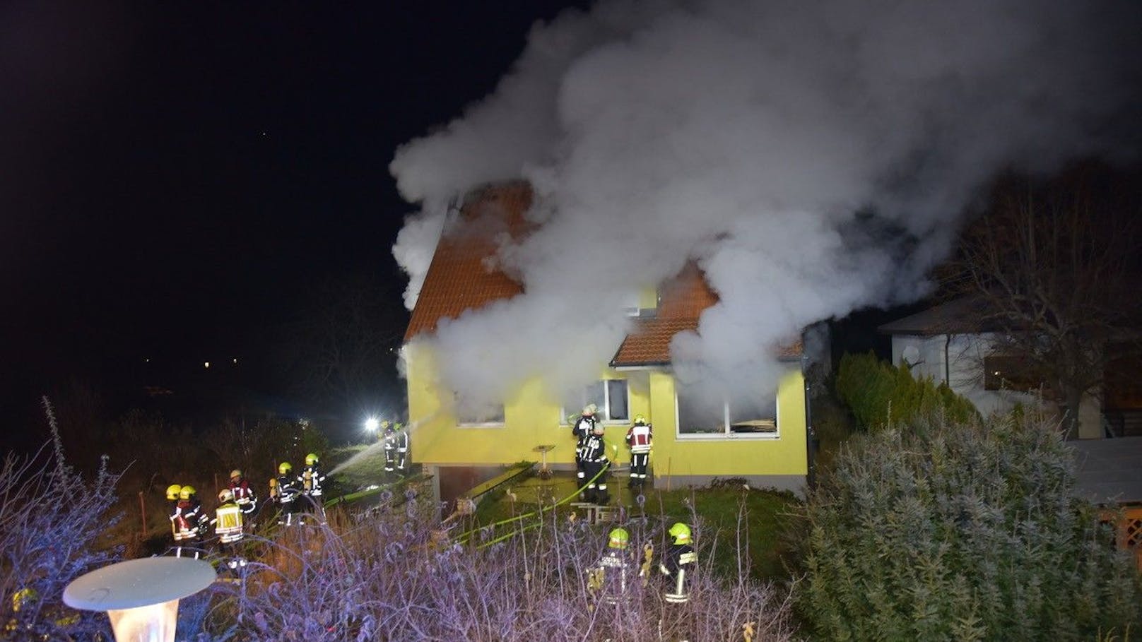 In den frühen Morgenstunden kam es in Landegg zu einem verheerenden Wohnhausbrand, der für einen Bewohner tödlich endete.