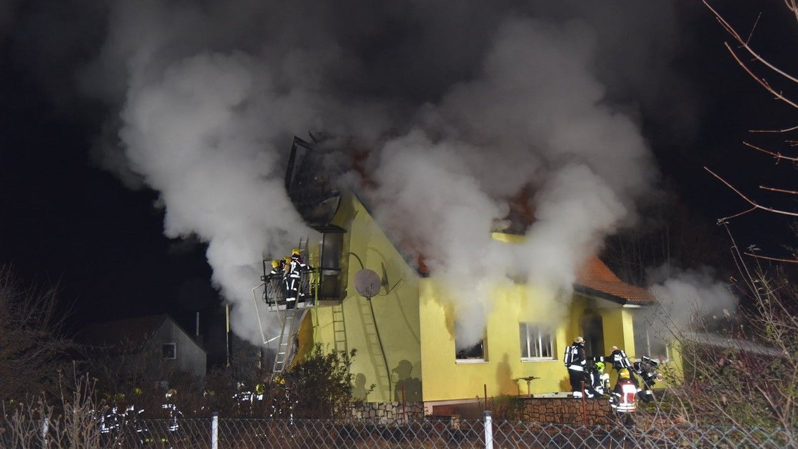 In den frühen Morgenstunden kam es in Landegg zu einem verheerenden Wohnhausbrand, der für einen Bewohner tödlich endete.