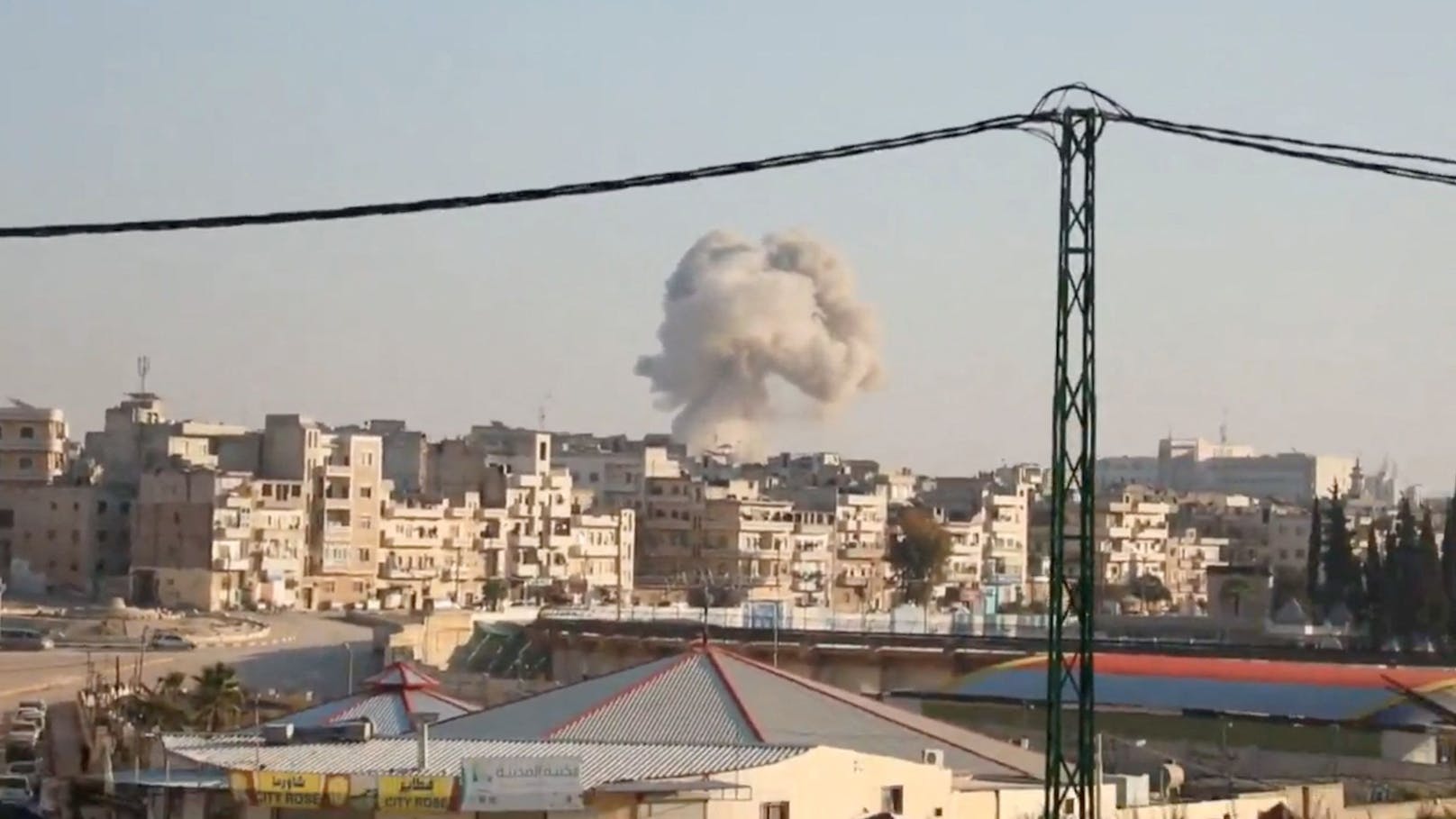 Nach einem Angriff auf Idlib steigt über der Stadt Rauch auf.