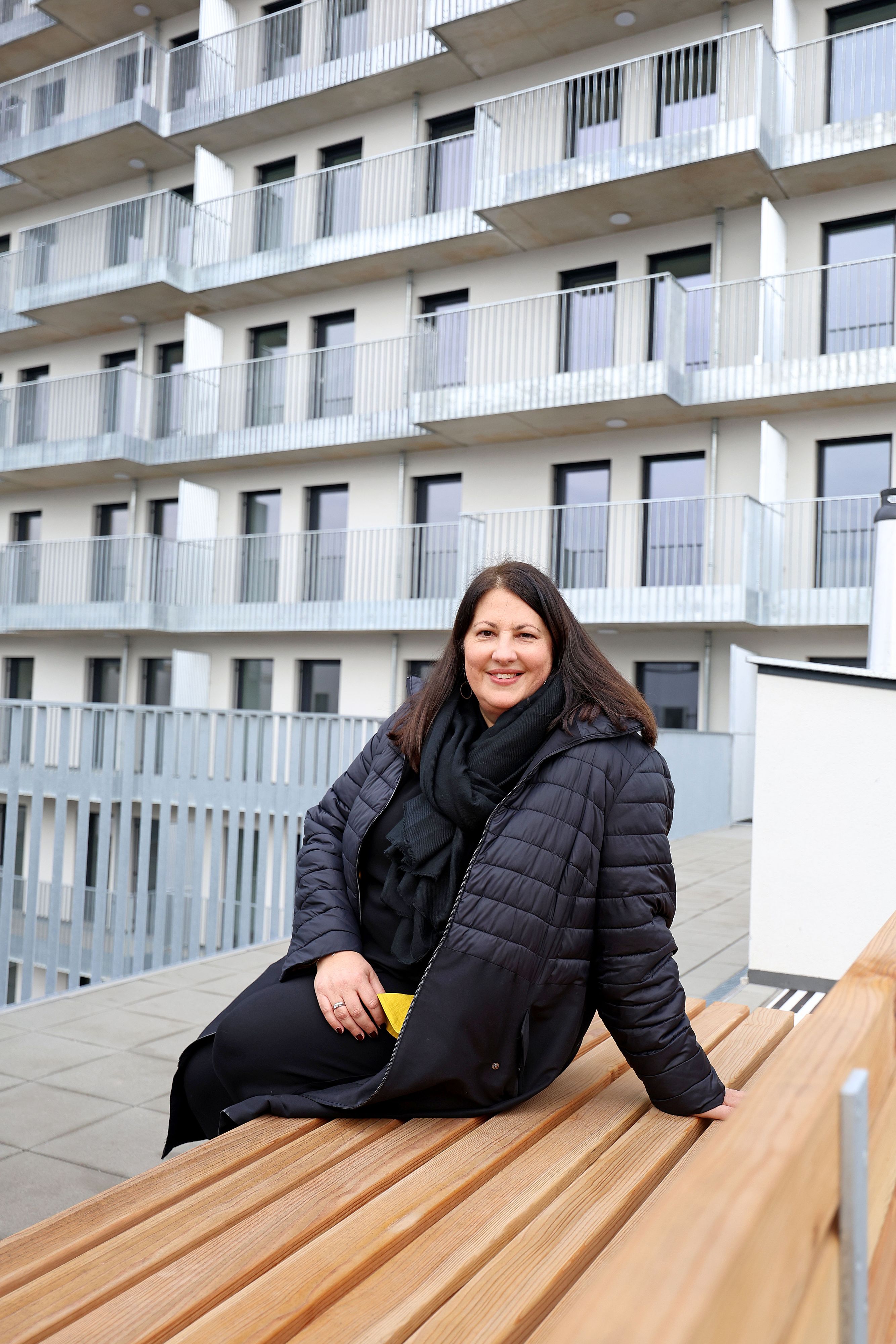 Stadträtin Kathrin Gaál freut sich über die Vergabe der Wohnungen im Salvador-Allende-Hof.