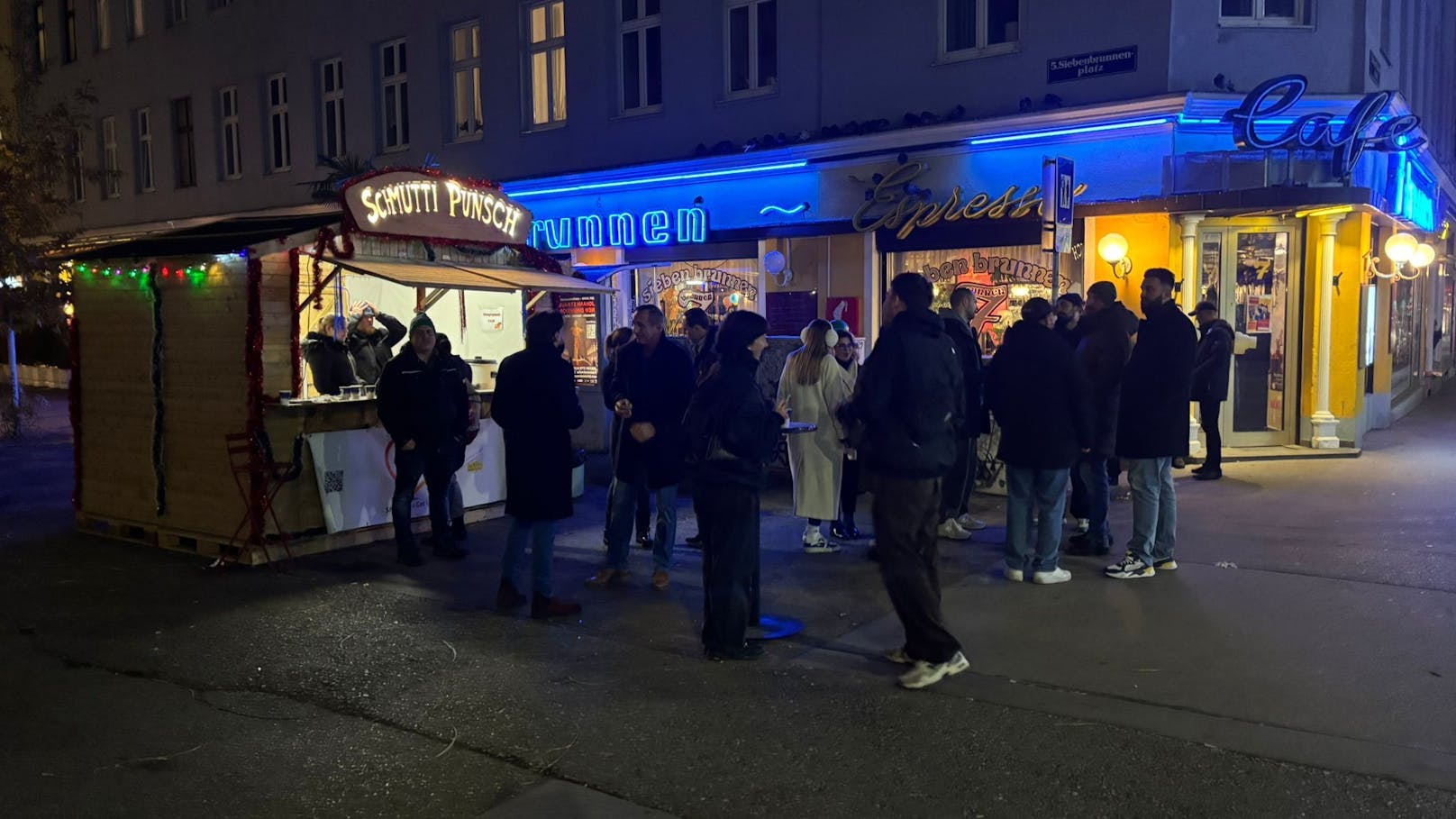 Vor dem "<a rel="nofollow" href="https://www.instagram.com/siebenbrunnencafe/?hl=en">Café Siebenbrunnen</a>" in der Reinprechtsdorfer Straße in <a rel="nofollow" href="https://www.heute.at/t/margareten-100052743">Margareten</a> steht nun auch ein Punschstand.