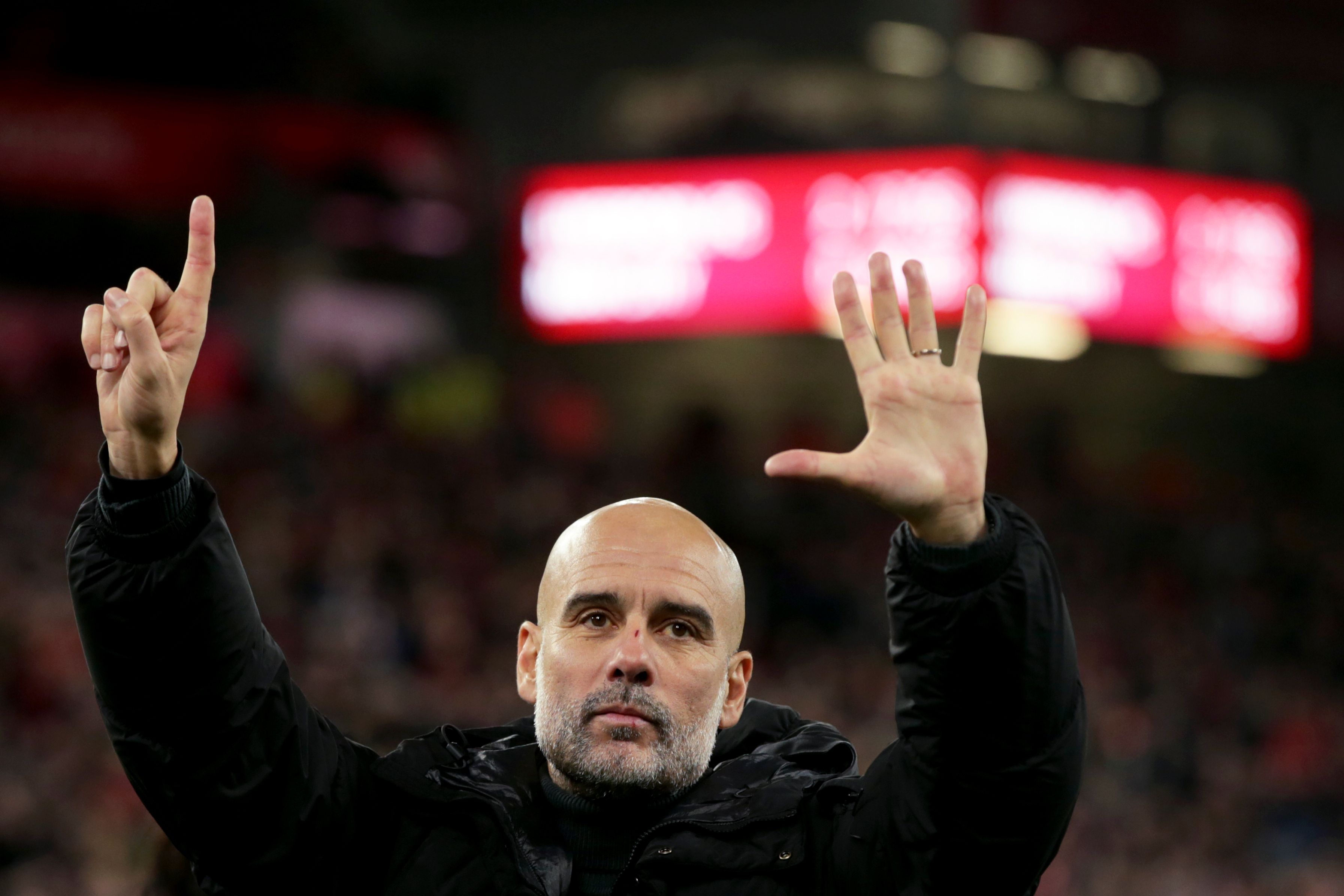 Pep Guardiola zeigt den Liverpool-Fans sechs Finger.