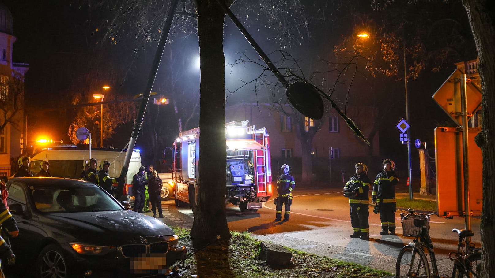 Ein BMW ist am späten Sonntagabend in Wels-Innenstadt am Ausgang der Kurve von der Straße abgekommen, auf eine Grüninsel gelangt und dann gegen eine Straßenbeleuchtung gekracht.