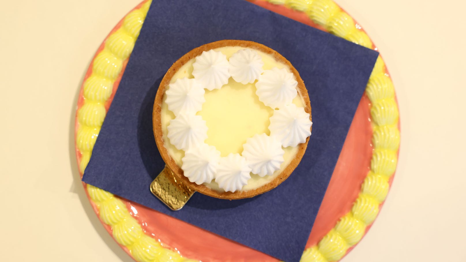 Die Tarte au Citron (Zitronentörtchen) gibt es um 7,90 Euro