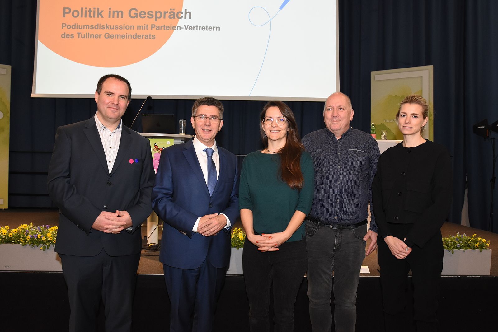 Gemeinderat Georg Brenner (NEOS), Bürgermeister Peter Eisenschenk, Gemeinderätin Veronika Kulenkampff (Grüne), Stadtrat Hubert Herzog (SPÖ) und Moderatorin Daniela Allmeier