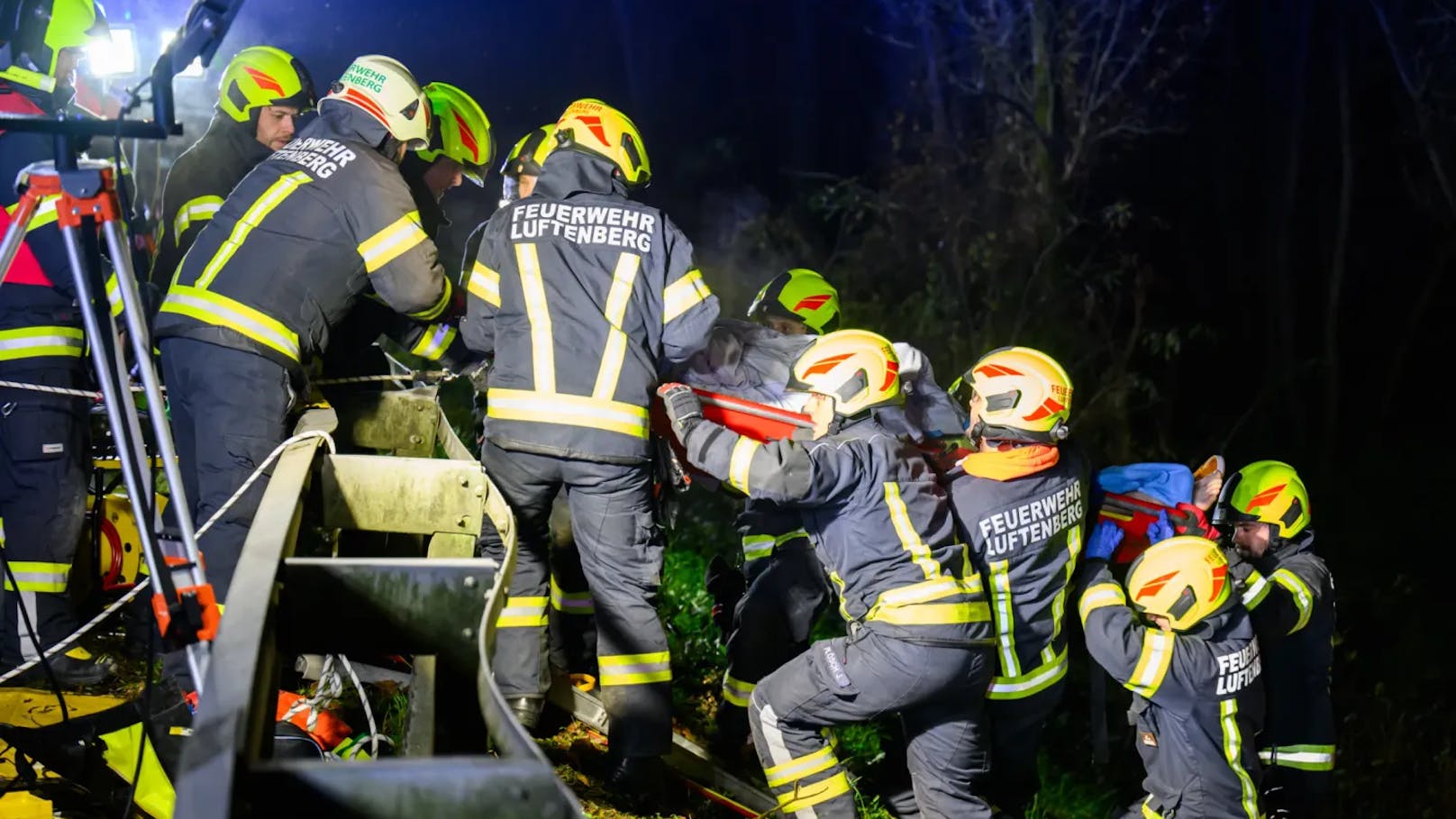 Am Sonntag ereignete sich in Luftenberg an der Donau ein schwerer Verkehrsunfall auf der B3, bei dem zwei Fahrzeuge frontal kollidierten. Durch die Wucht des Zusammenstoßes wurde eines der Fahrzeuge über die Leitschiene geschleudert.