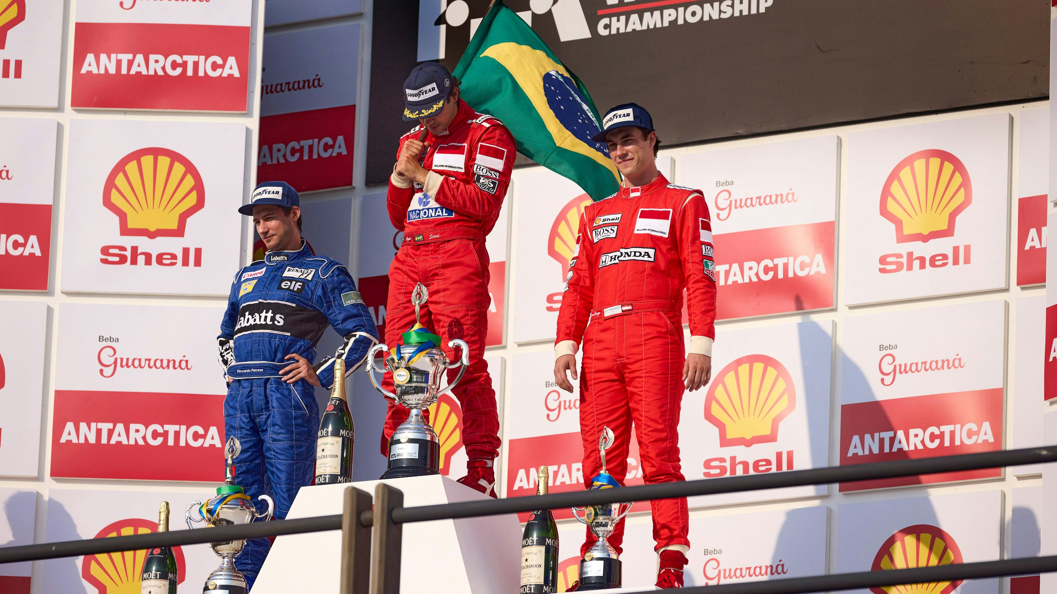 Auf dem Gipfel: 1991 gewann Ayrton Senna (Gabriel Leone, M.) erstmal in seiner Heimat Brasilien vor Riccardo Patrese (Felipe Prioli) und seinem damaligen Teamkollegen Gerhard Berger, gespielt vom Schweizer Felix Mayr (r.)