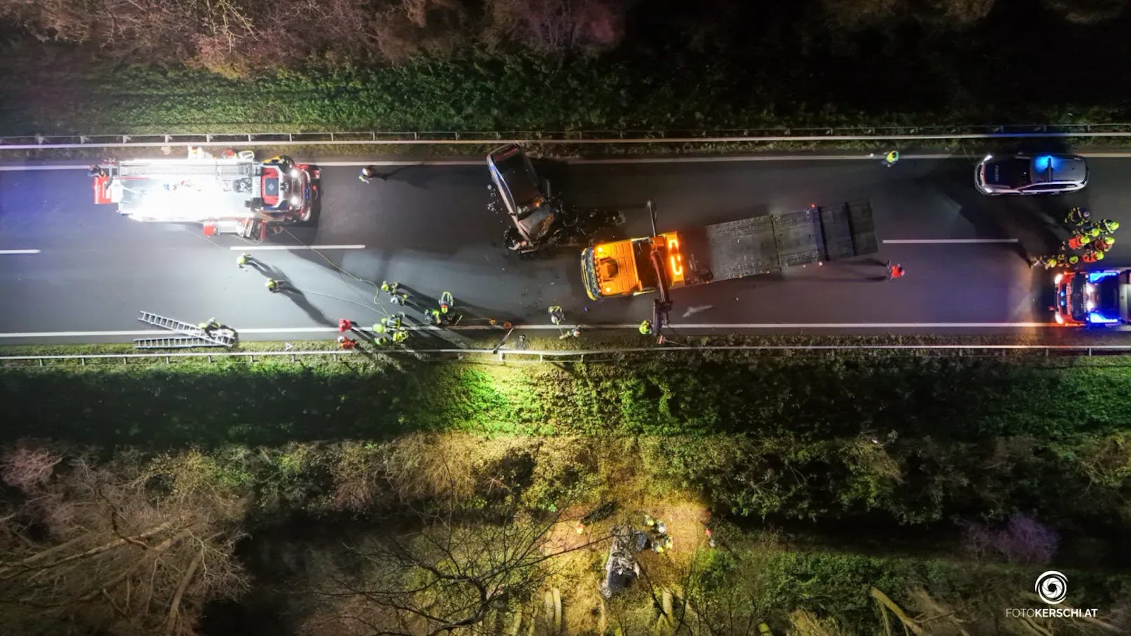 Am Sonntag ereignete sich in Luftenberg an der Donau ein schwerer Verkehrsunfall auf der B3, bei dem zwei Fahrzeuge frontal kollidierten. Durch die Wucht des Zusammenstoßes wurde eines der Fahrzeuge über die Leitschiene geschleudert.