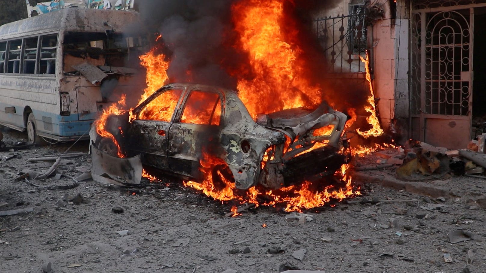 Nach dem Einmarsch der dschihadistische Rebellen brennt in der Stadt Idlib ein Auto.