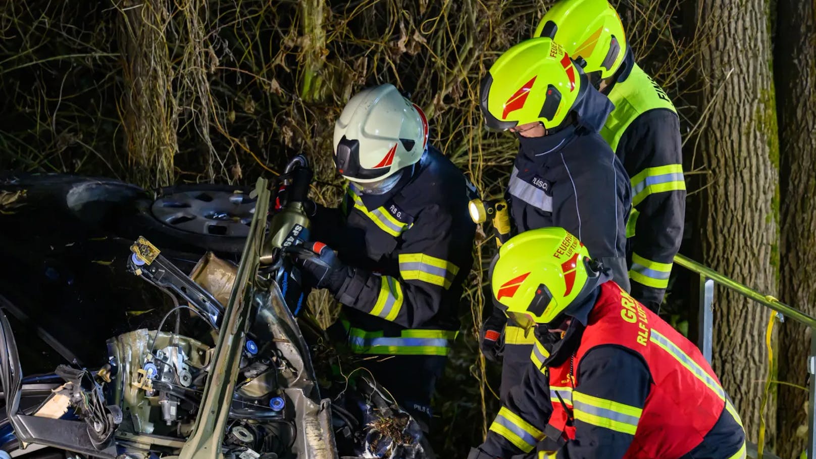 Am Sonntag ereignete sich in Luftenberg an der Donau ein schwerer Verkehrsunfall auf der B3, bei dem zwei Fahrzeuge frontal kollidierten. Durch die Wucht des Zusammenstoßes wurde eines der Fahrzeuge über die Leitschiene geschleudert.