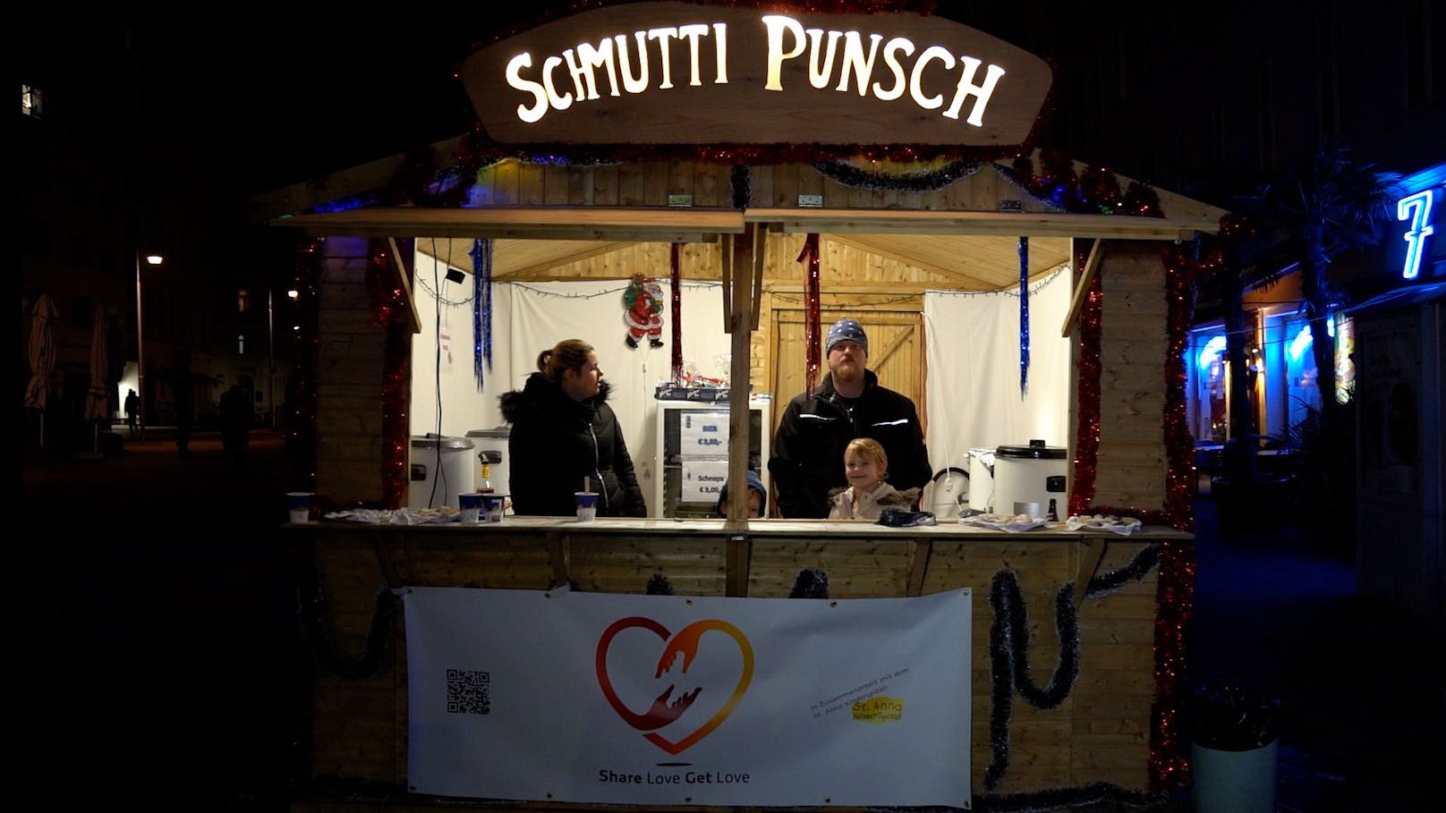 Mit gemeinsamen Kräften stellte man vor dem "Siebenbrunnen-Café" den "Schmutti-Punschstand" auf, zur Weihnachtszeit können sich Wiener immer von Montag bis Samstag zwischen 15 und 21 Uhr mit Punsch und Co. erwärmen.