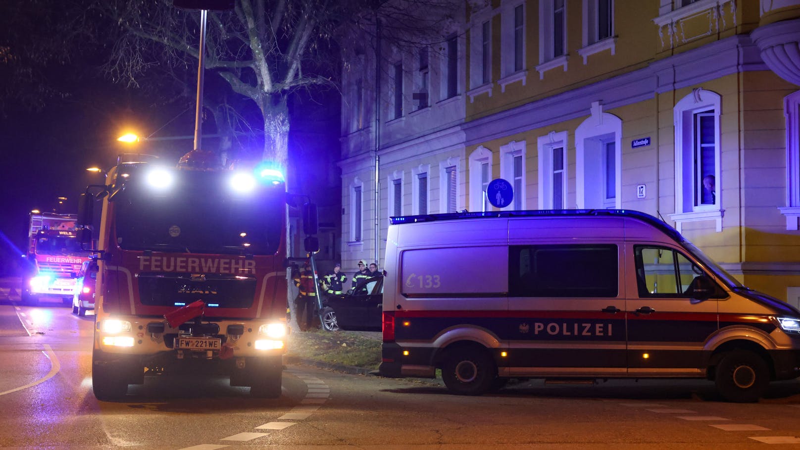 Ein BMW ist am späten Sonntagabend in Wels-Innenstadt am Ausgang der Kurve von der Straße abgekommen, auf eine Grüninsel gelangt und dann gegen eine Straßenbeleuchtung gekracht.