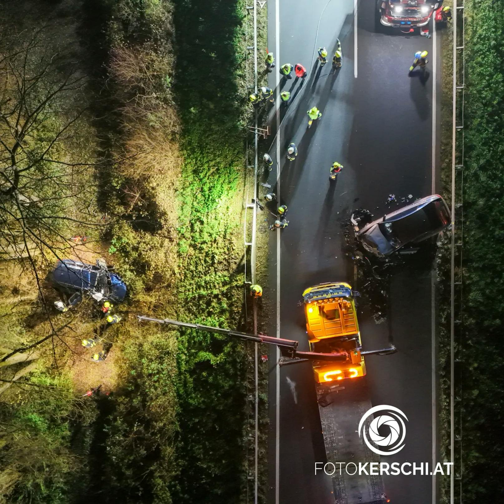 Am Sonntag ereignete sich in Luftenberg an der Donau ein schwerer Verkehrsunfall auf der B3, bei dem zwei Fahrzeuge frontal kollidierten. Durch die Wucht des Zusammenstoßes wurde eines der Fahrzeuge über die Leitschiene geschleudert.