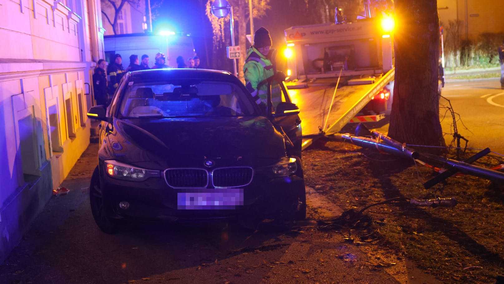 Ein BMW ist am späten Sonntagabend in Wels-Innenstadt am Ausgang der Kurve von der Straße abgekommen, auf eine Grüninsel gelangt und dann gegen eine Straßenbeleuchtung gekracht.